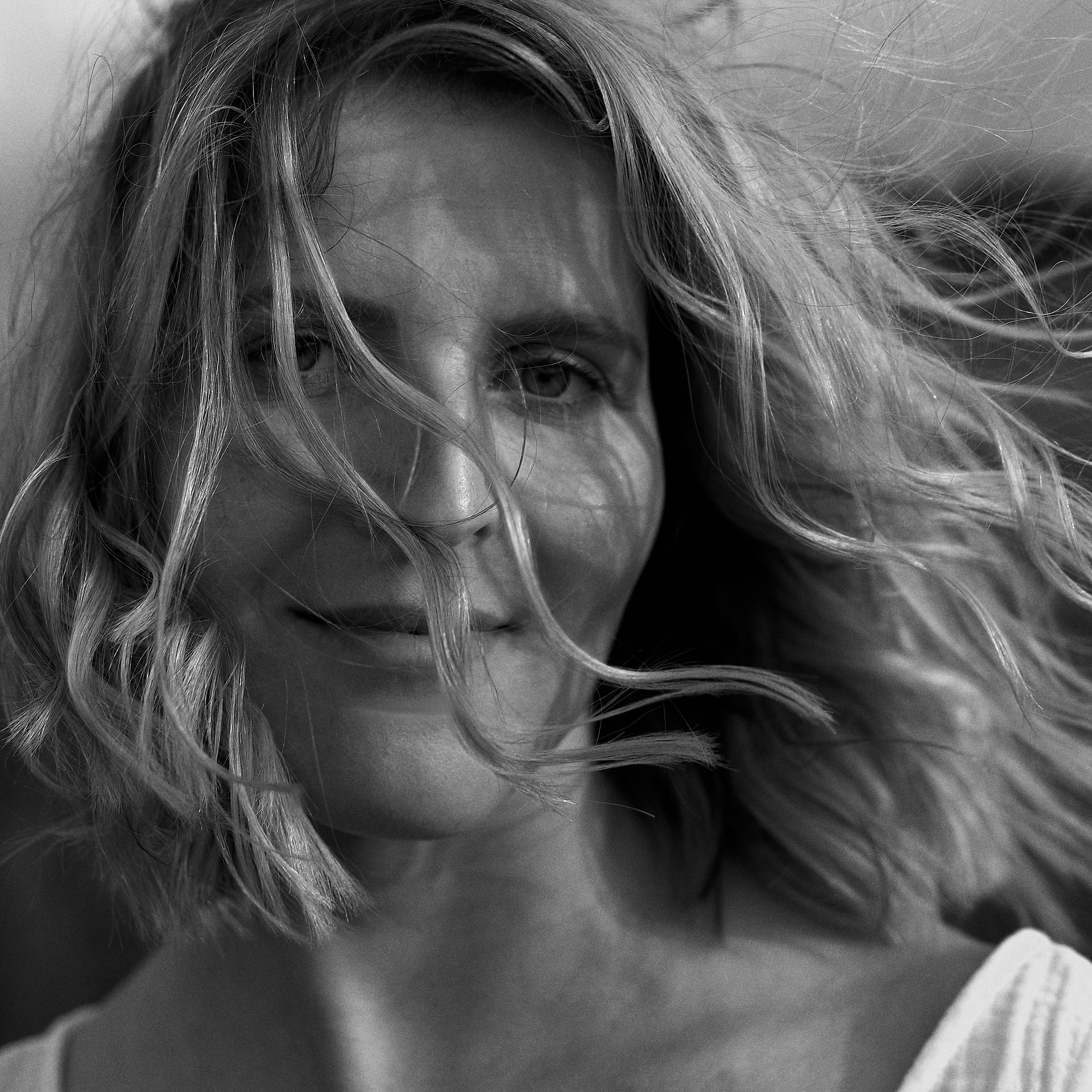 Волосы на лице, ветер в волосах