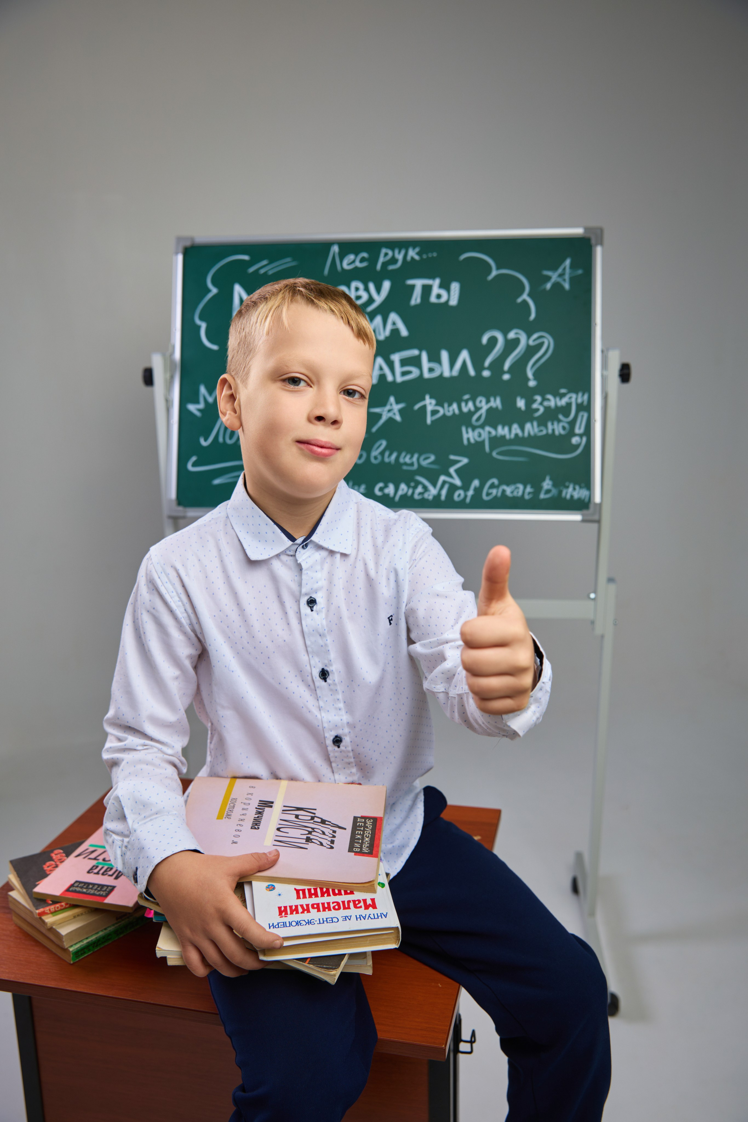 Выпускные альбомы для младших классов в Красноярске от AlbomKras 📚👶. AlbomKras -выпускные альбомы Красноярска с авторским дизайном и качественной фотосъемкой! ⭐⭐⭐⭐⭐ 5.0