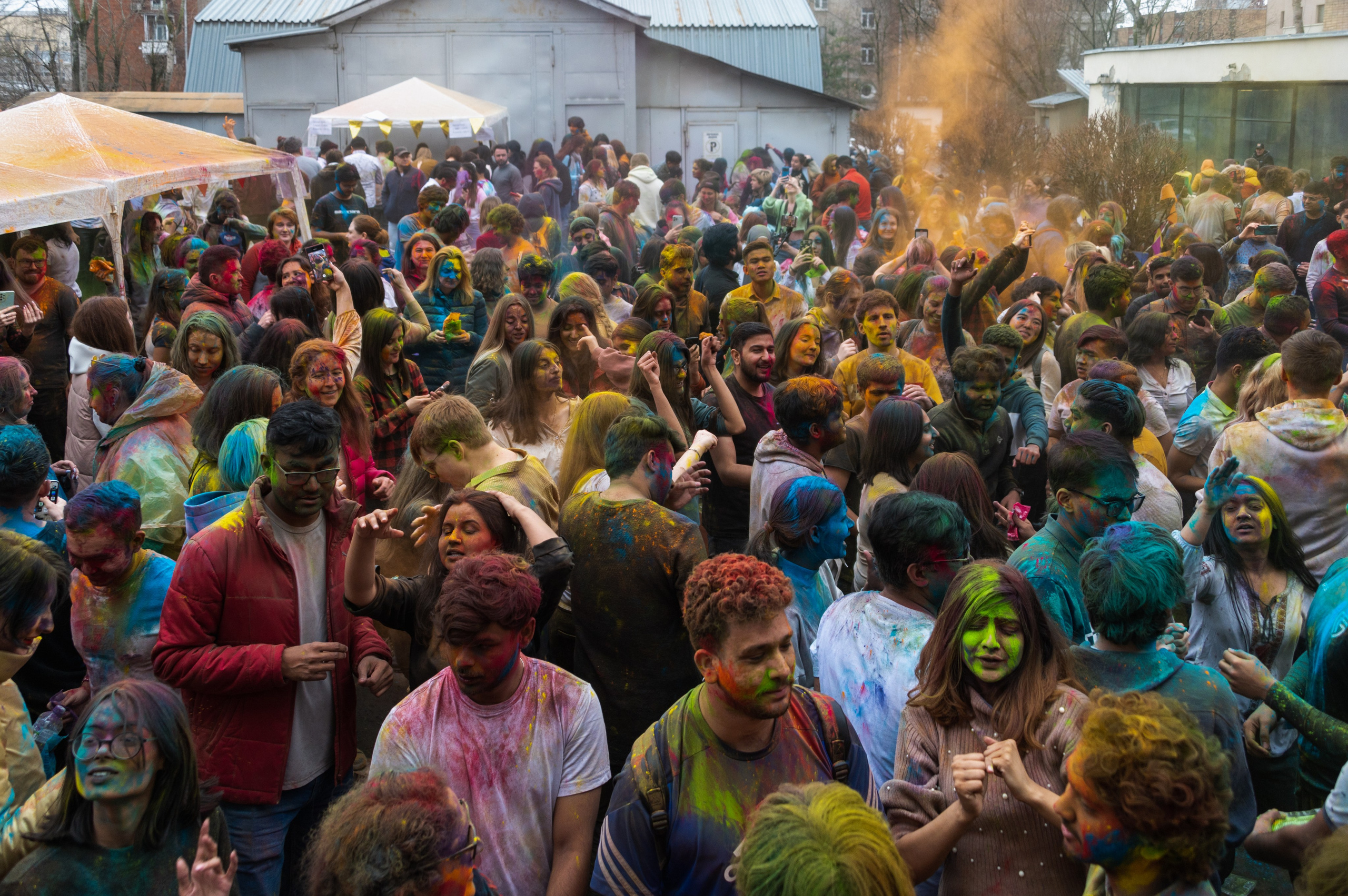 Праздник Холи в Москве. Фотограф Роман Адлер