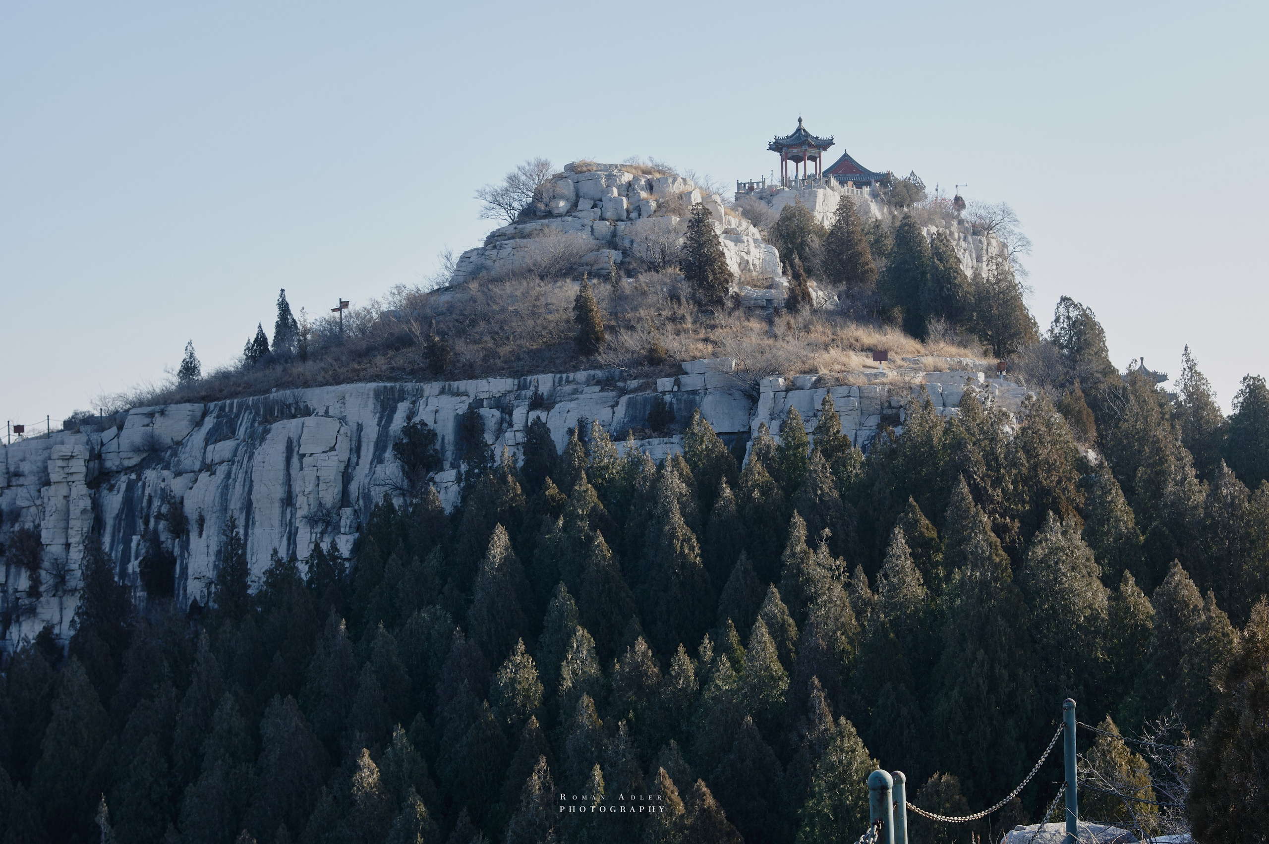 Рассвет на храмовой горе Юнмень. Цинчжоу. Фотограф Роман Адлер