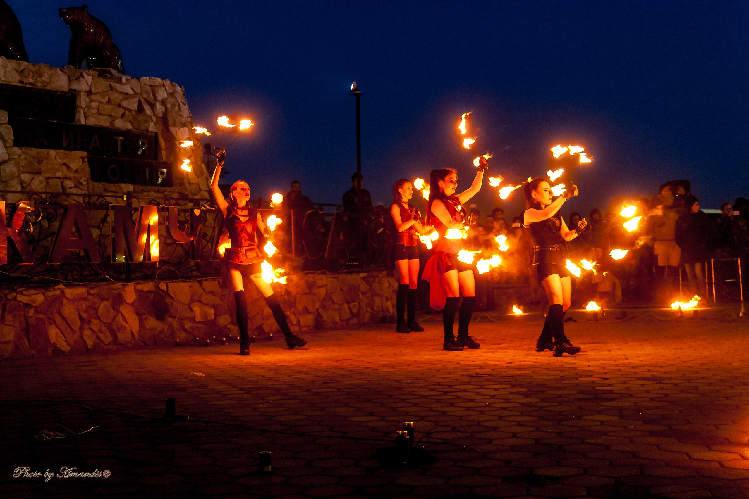 Огненное шоу у памятника «Здесь начинается Россия». Камчатка. Май 2017. Репортажная съемка в Москве и области. Анималистика