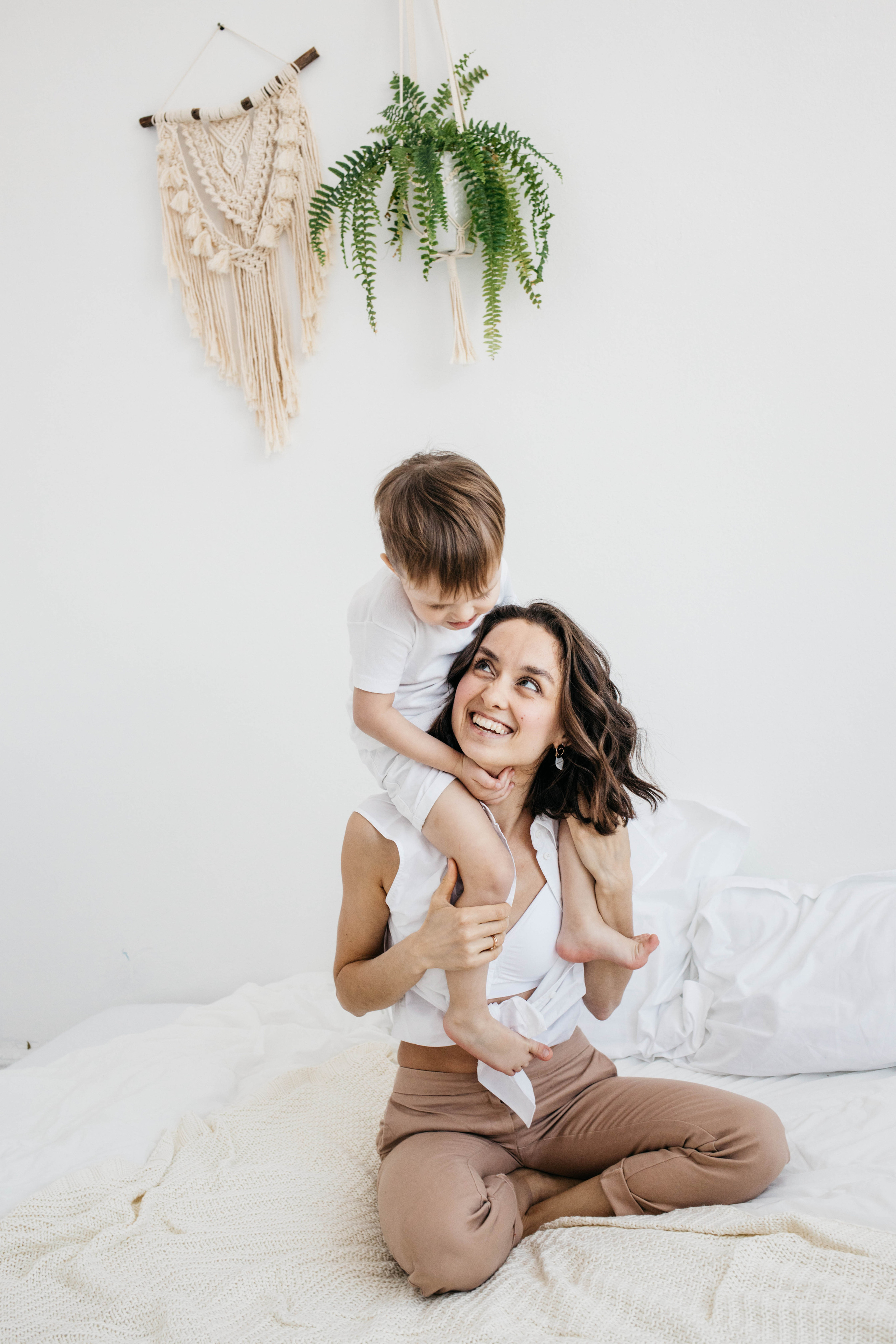 Объятия и улыбки крёстных. Фотограф Регина Даниловна Усть — Катав