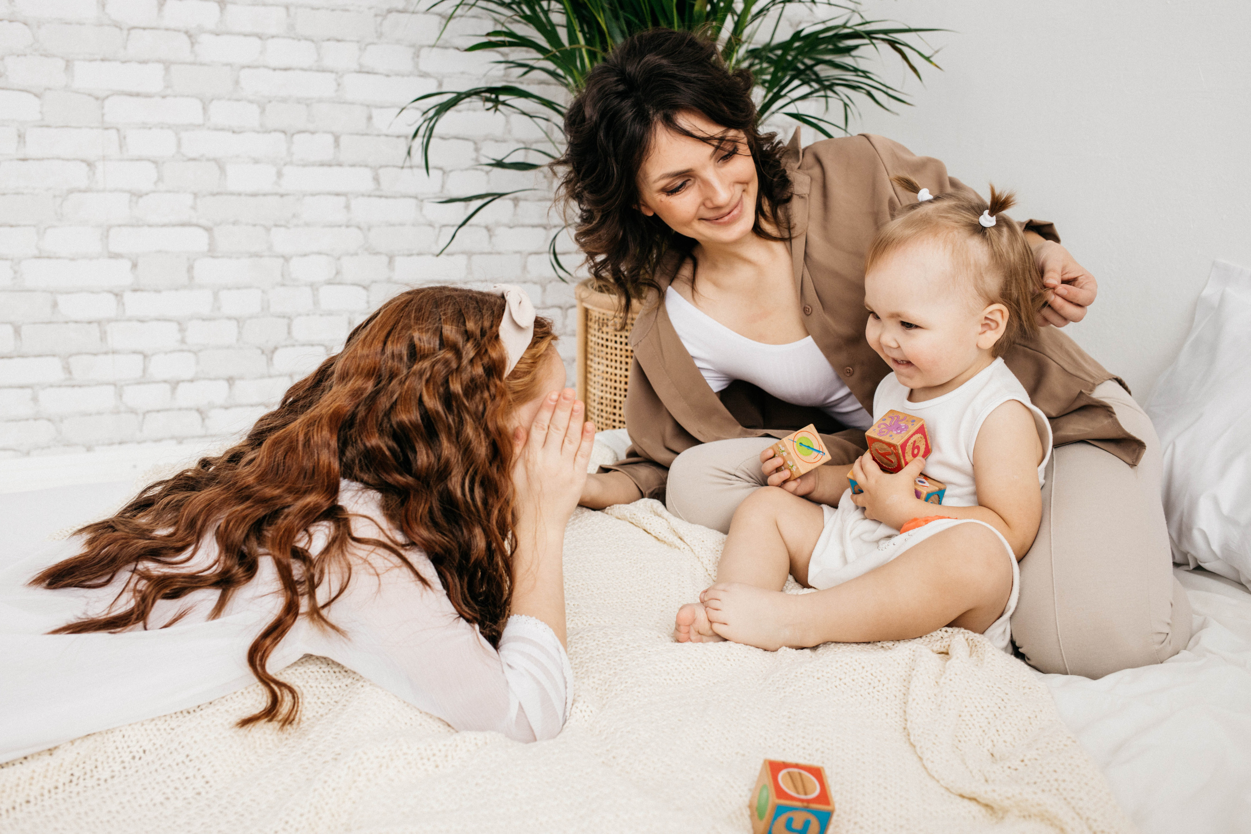 Объятия и улыбки крёстных. Фотограф Регина Даниловна Усть — Катав