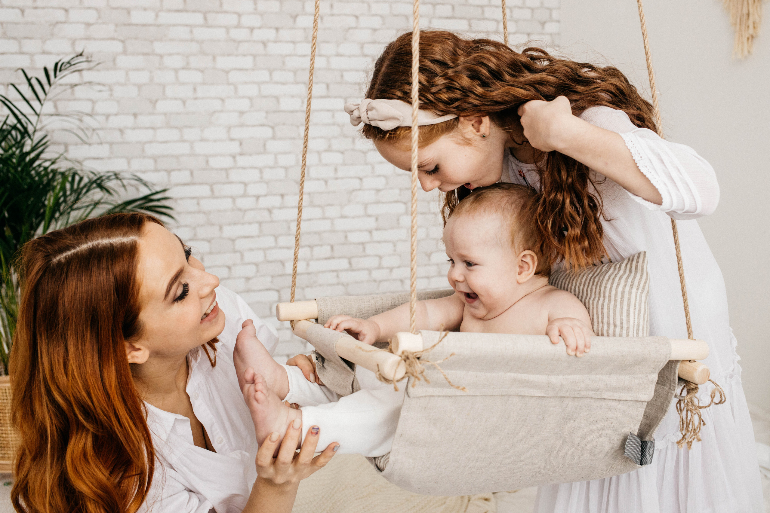 Объятия и улыбки крёстных. Фотограф Регина Даниловна Усть — Катав