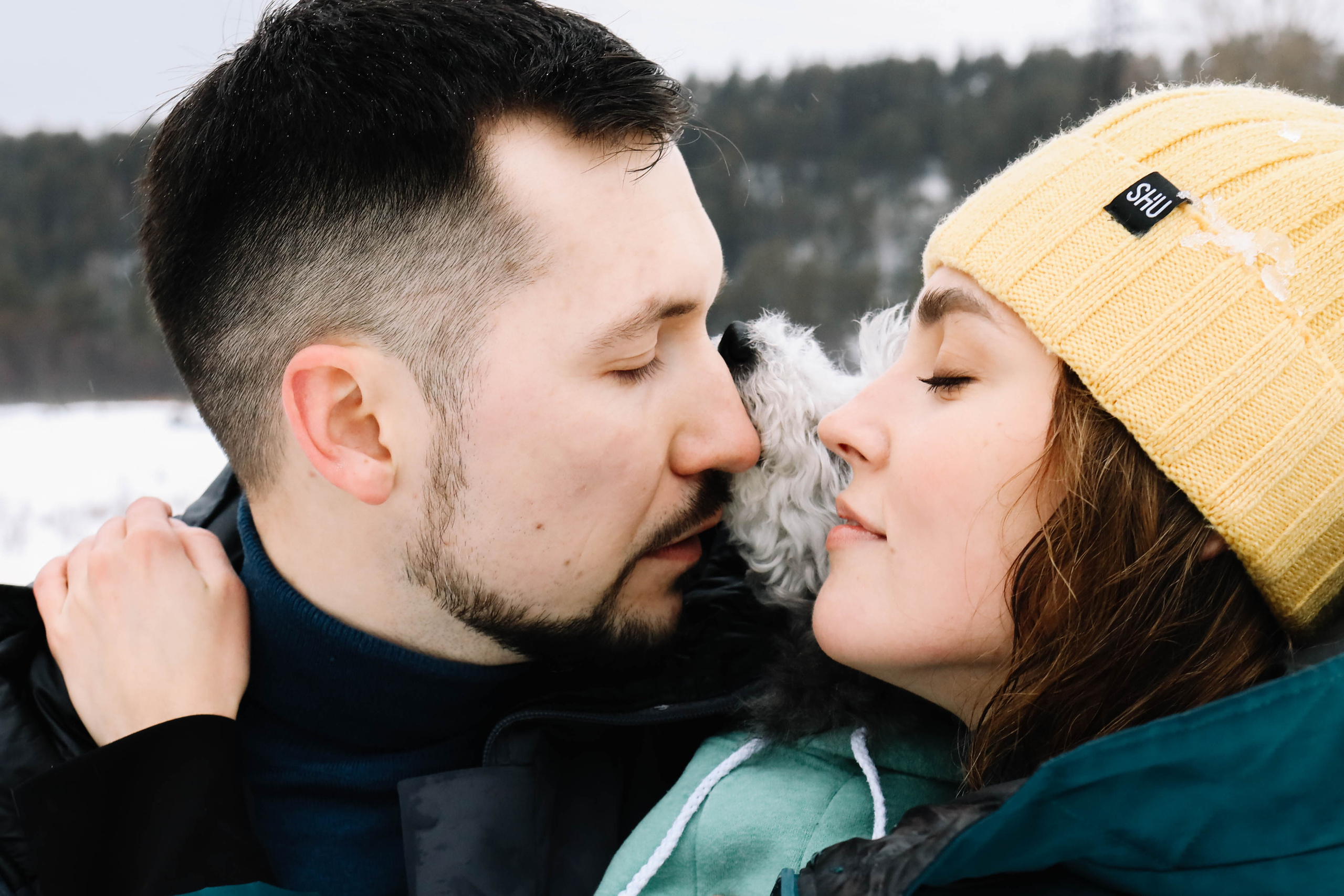 Женя, Антон и дед Маркиз. Фотограф Регина Даниловна Усть — Катав