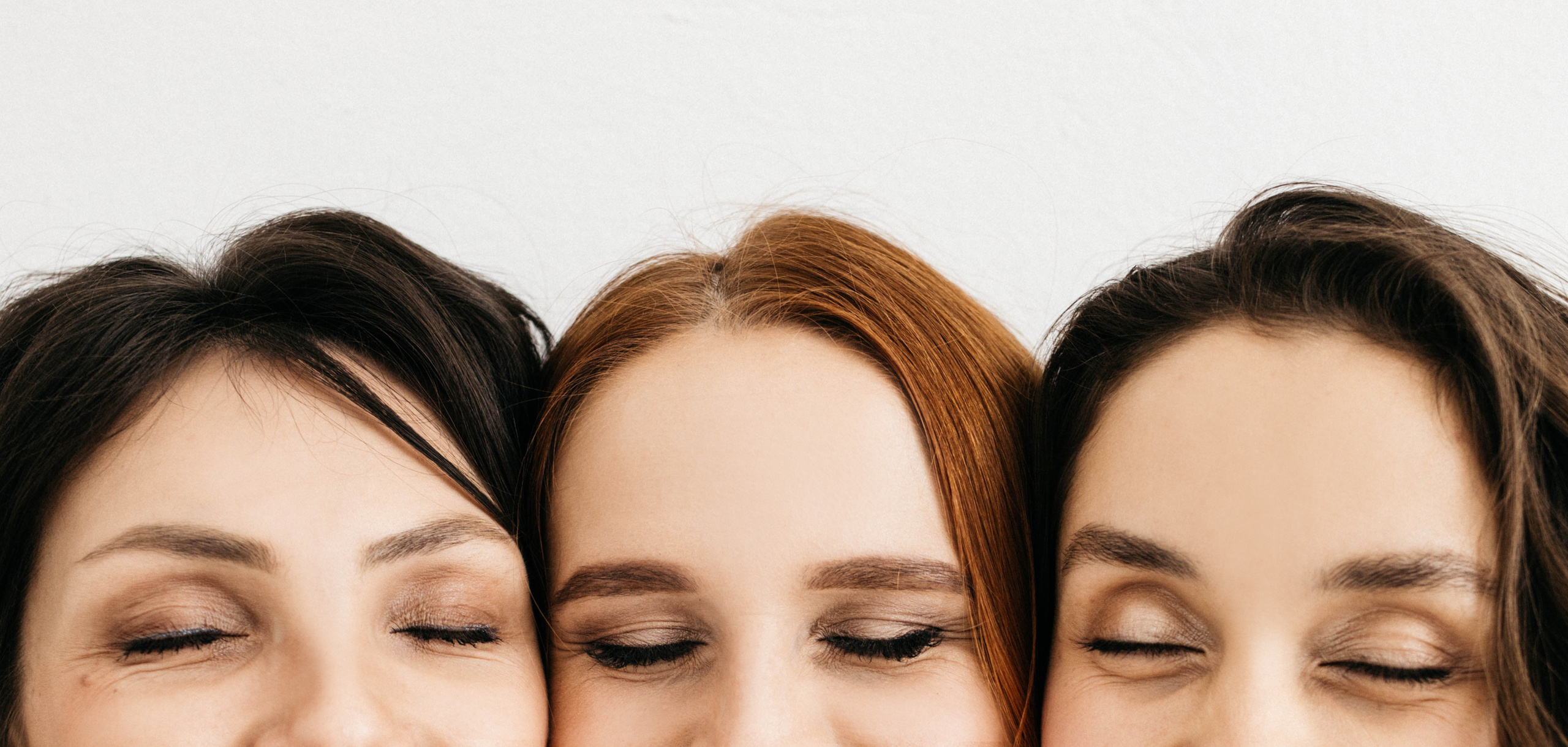 Объятия и улыбки крёстных. Фотограф Регина Даниловна Усть — Катав