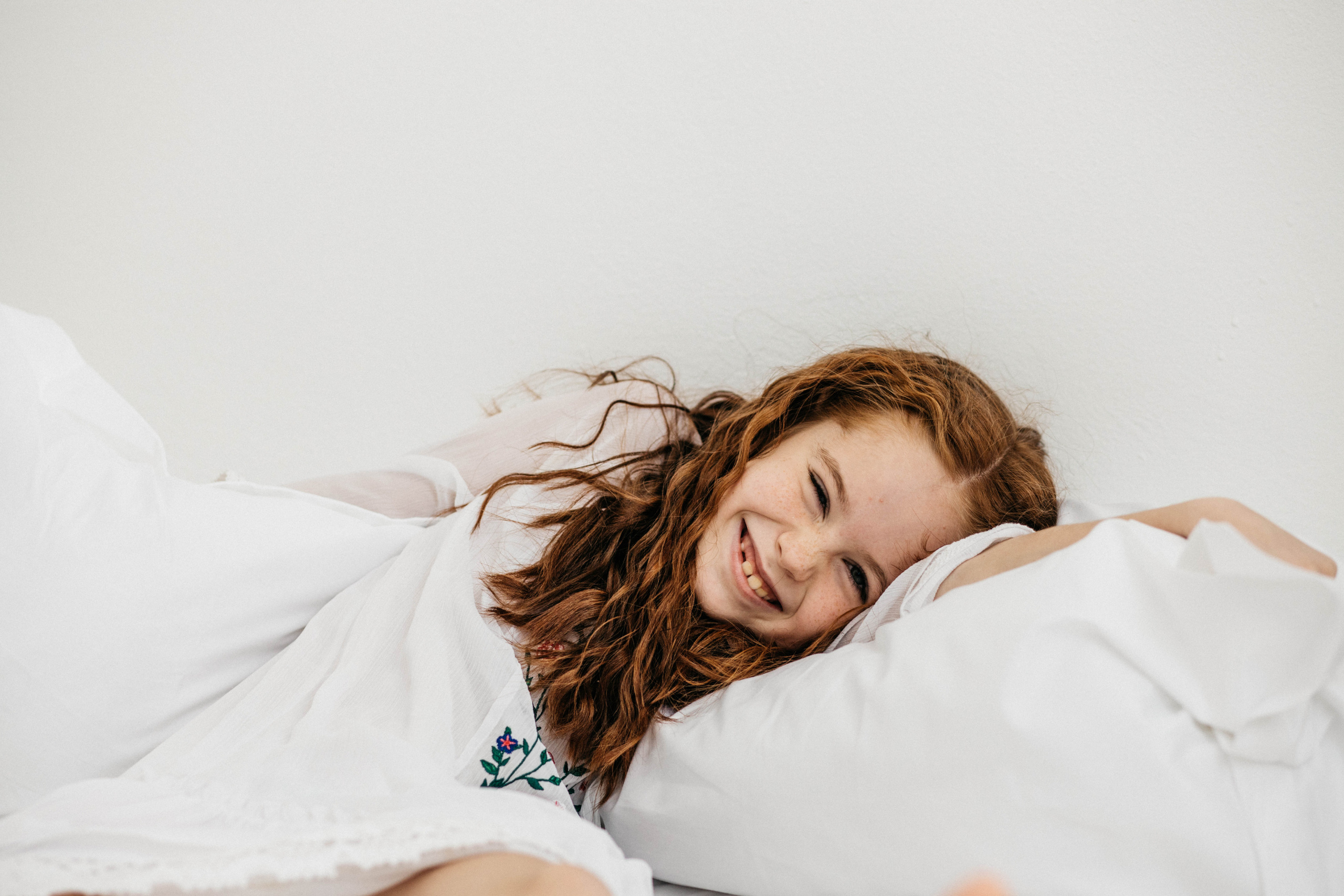 Объятия и улыбки крёстных. Фотограф Регина Даниловна Усть — Катав