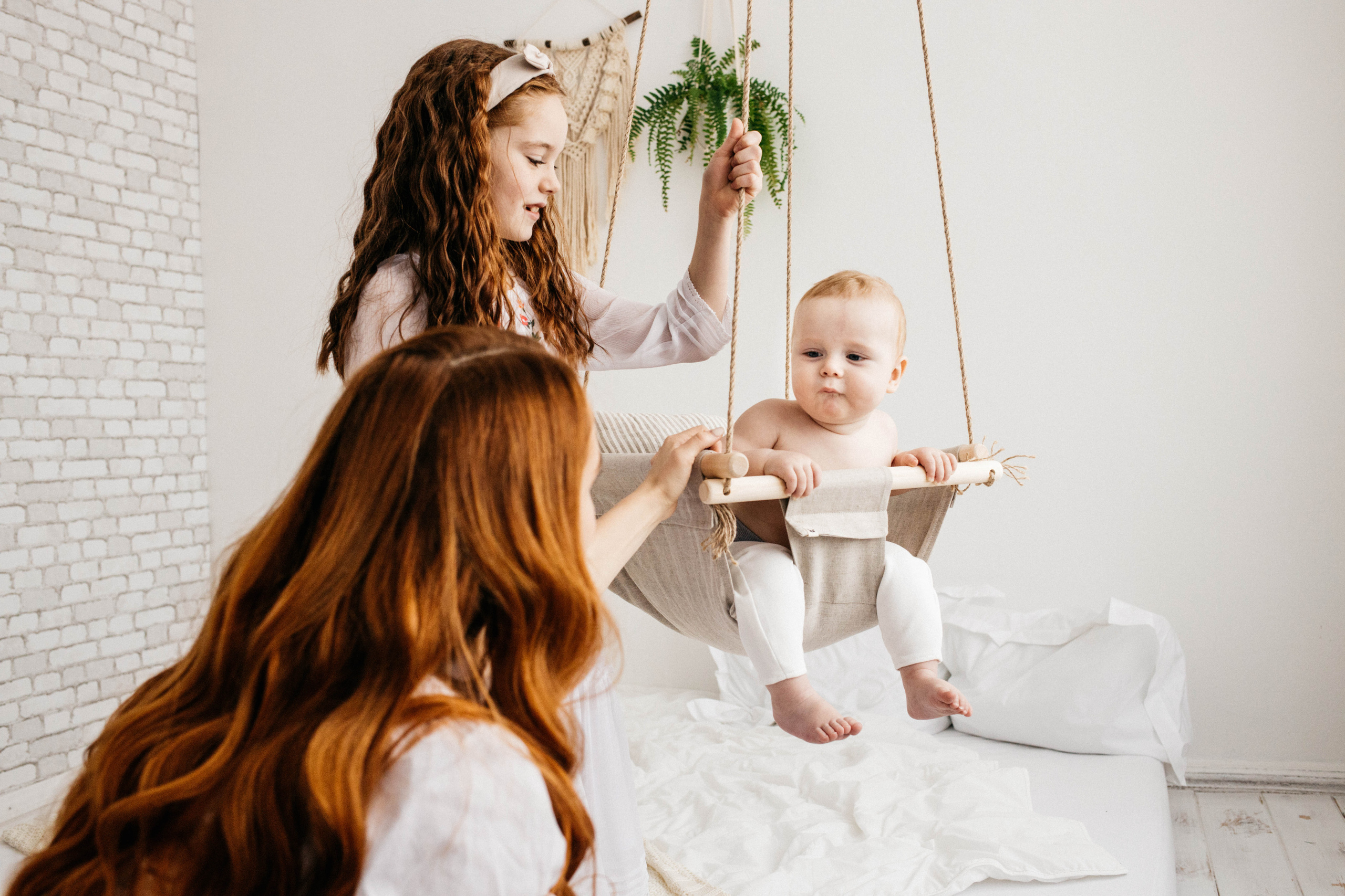 Объятия и улыбки крёстных. Фотограф Регина Даниловна Усть — Катав