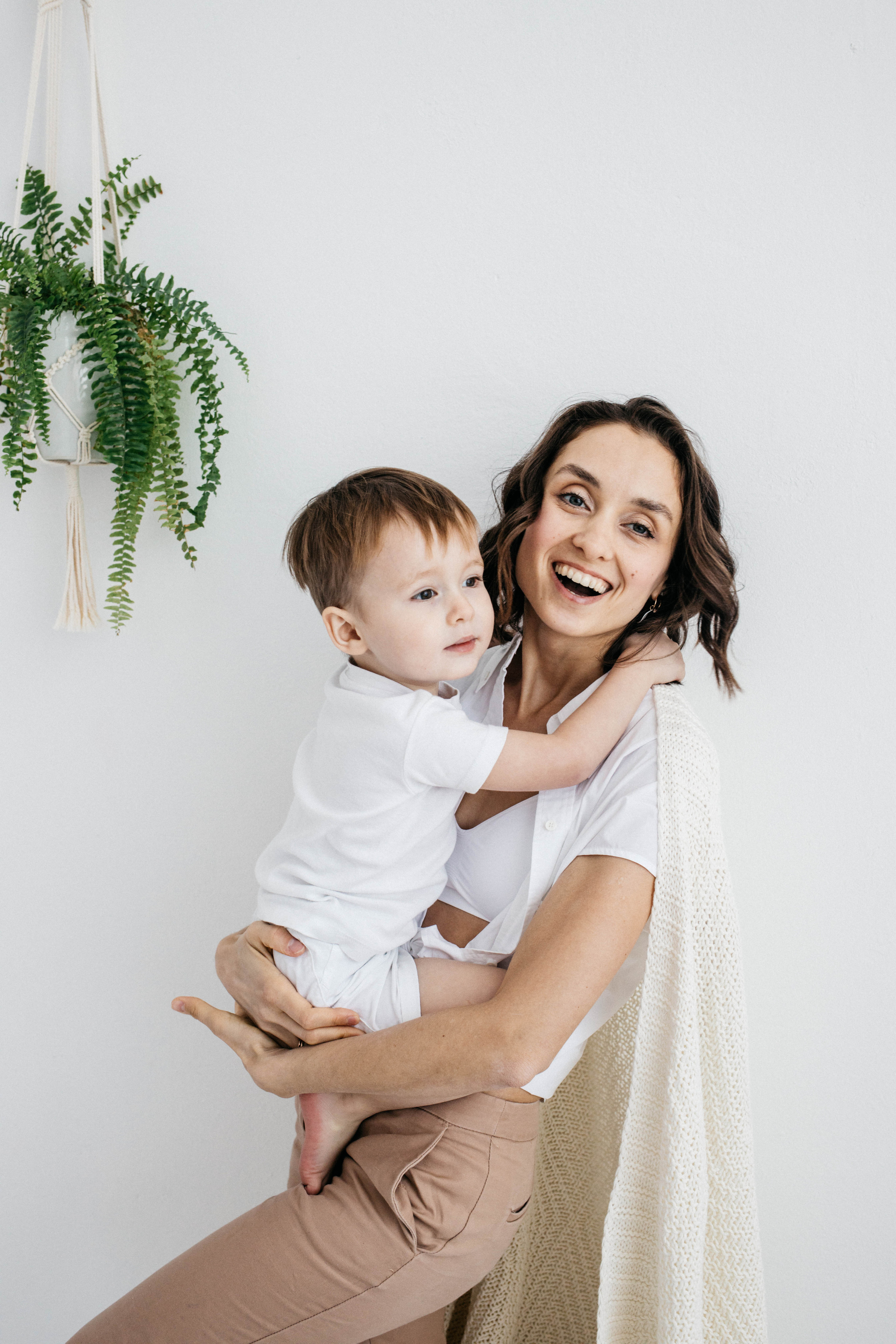 Объятия и улыбки крёстных. Фотограф Регина Даниловна Усть — Катав