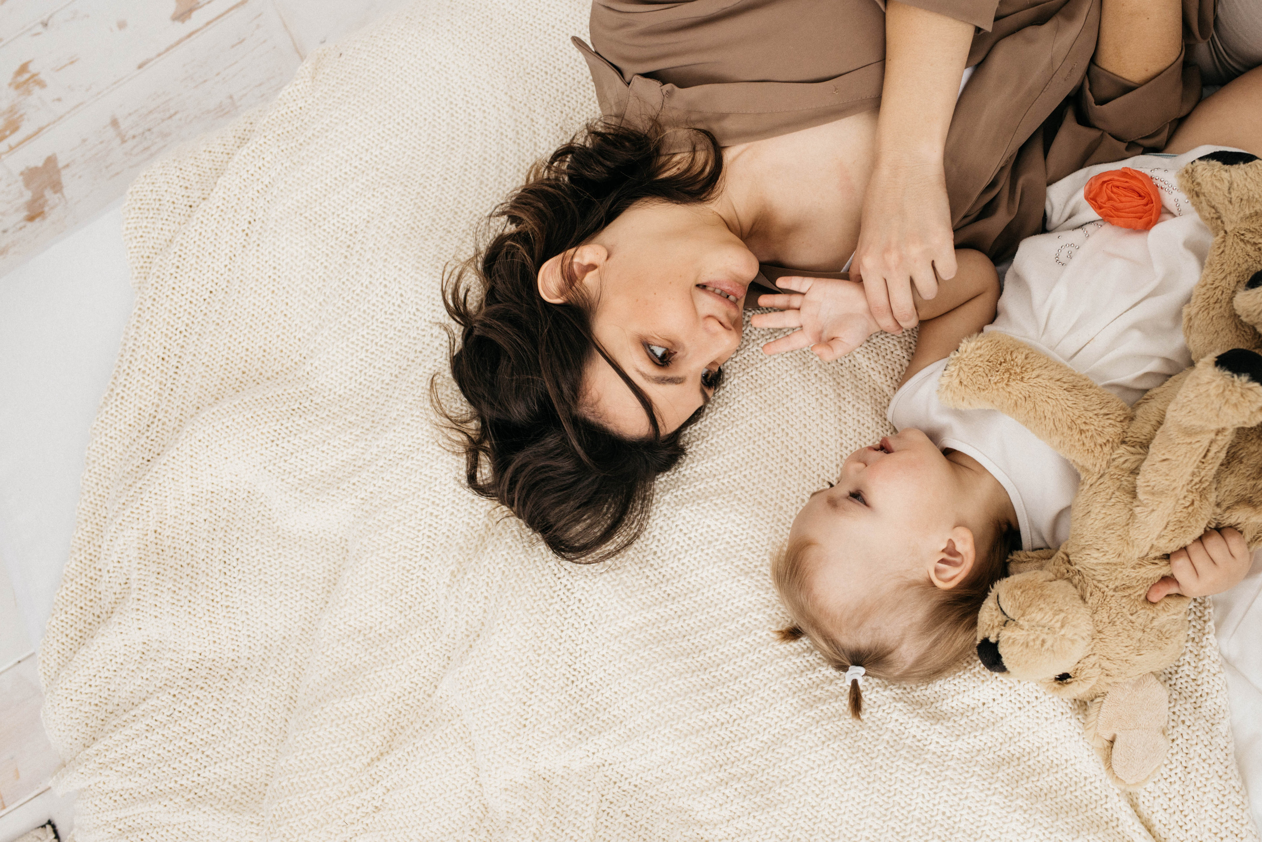 Объятия и улыбки крёстных. Фотограф Регина Даниловна Усть — Катав