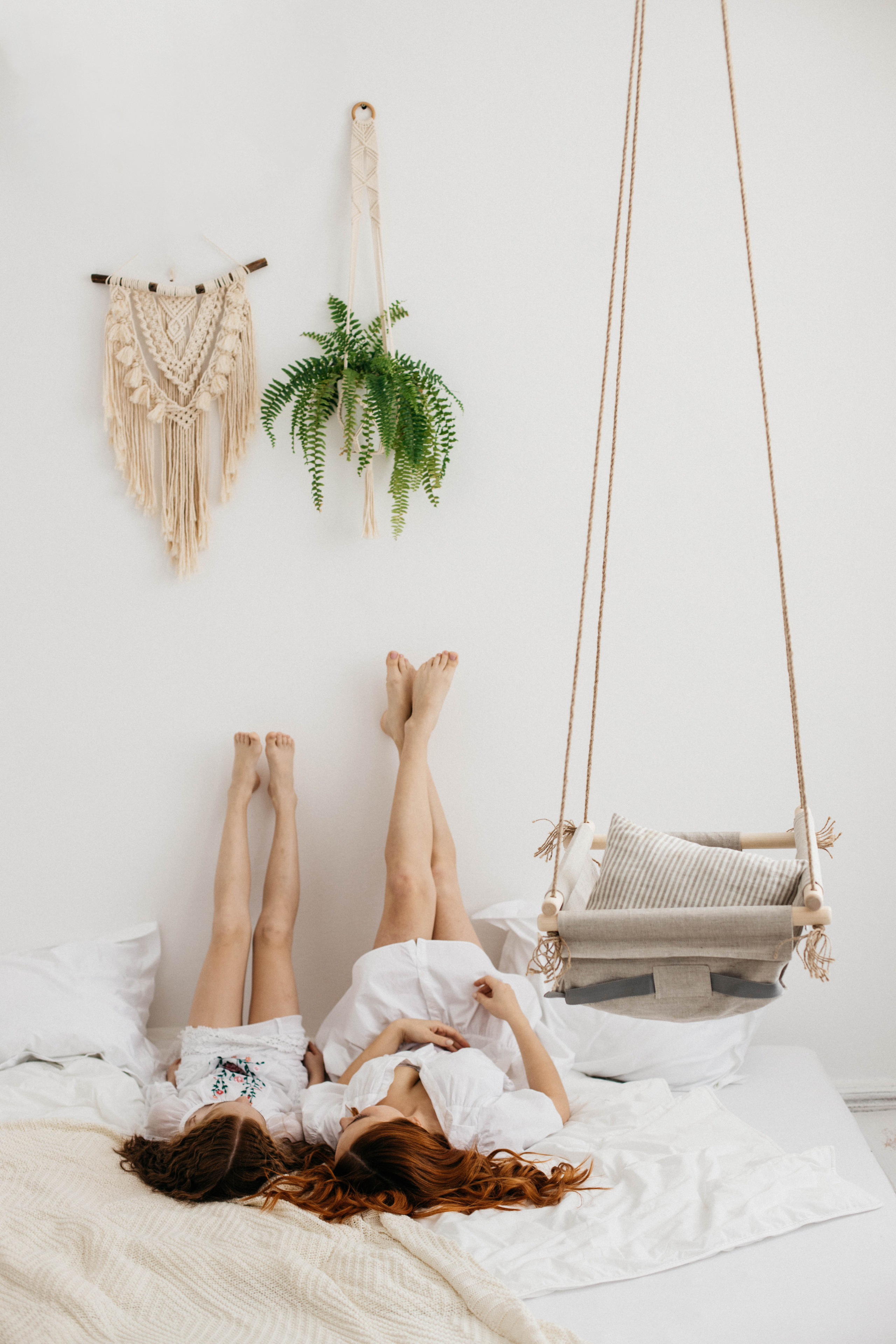 Объятия и улыбки крёстных. Фотограф Регина Даниловна Усть — Катав