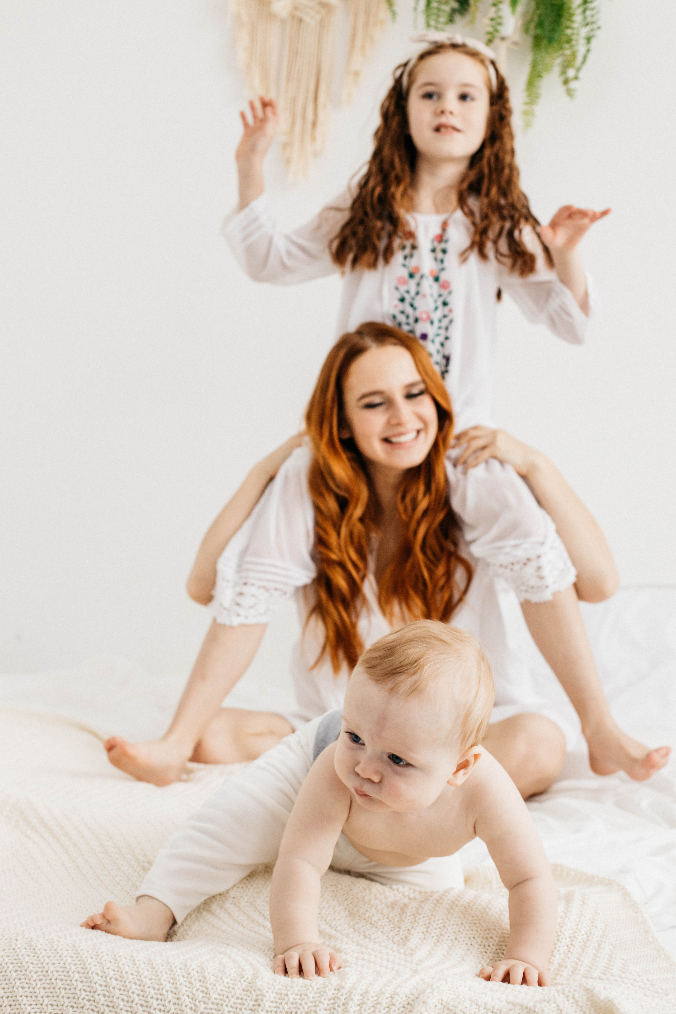 Объятия и улыбки крёстных. Фотограф Регина Даниловна Усть — Катав