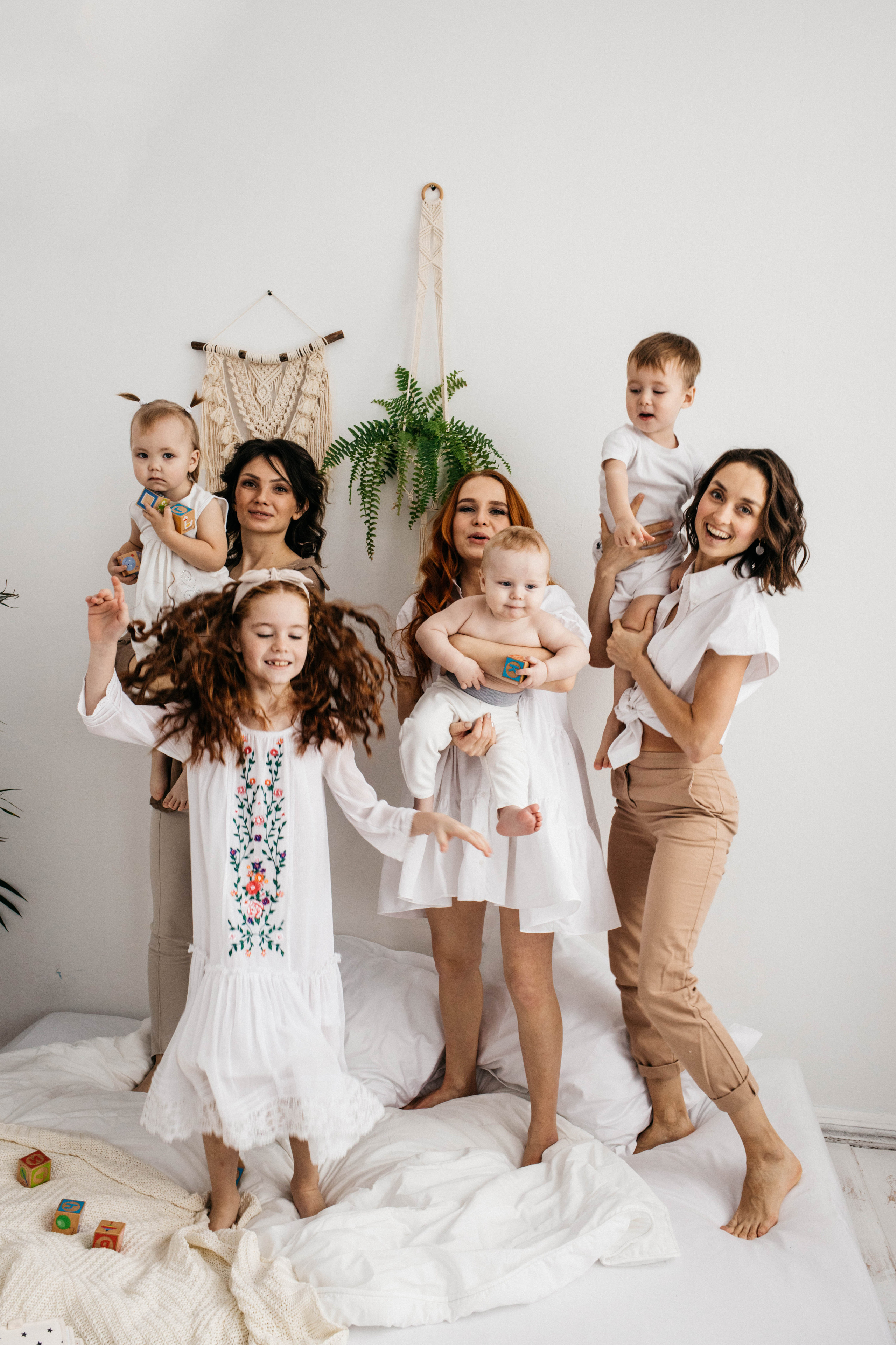 Объятия и улыбки крёстных. Фотограф Регина Даниловна Усть — Катав