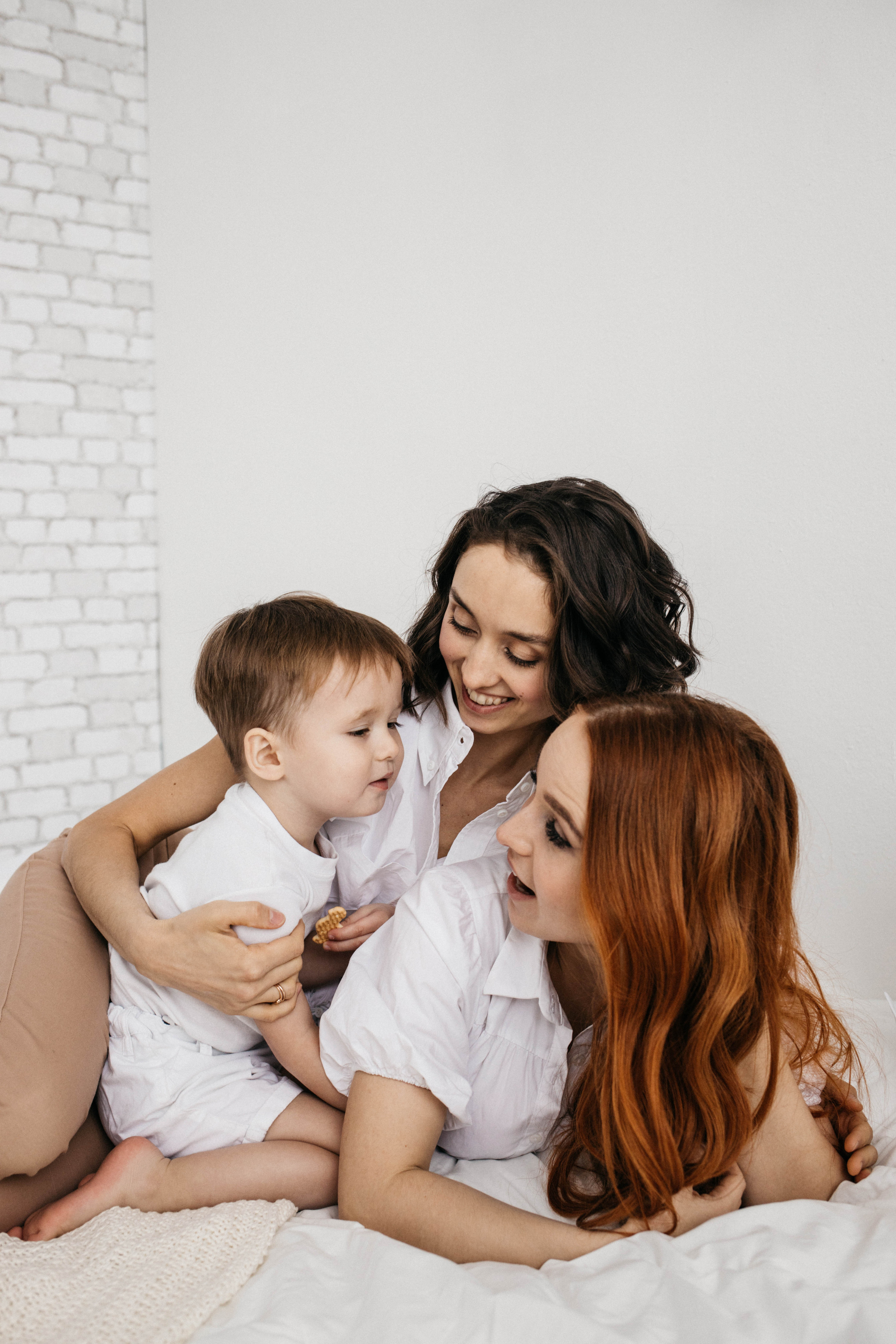 Объятия и улыбки крёстных. Фотограф Регина Даниловна Усть — Катав