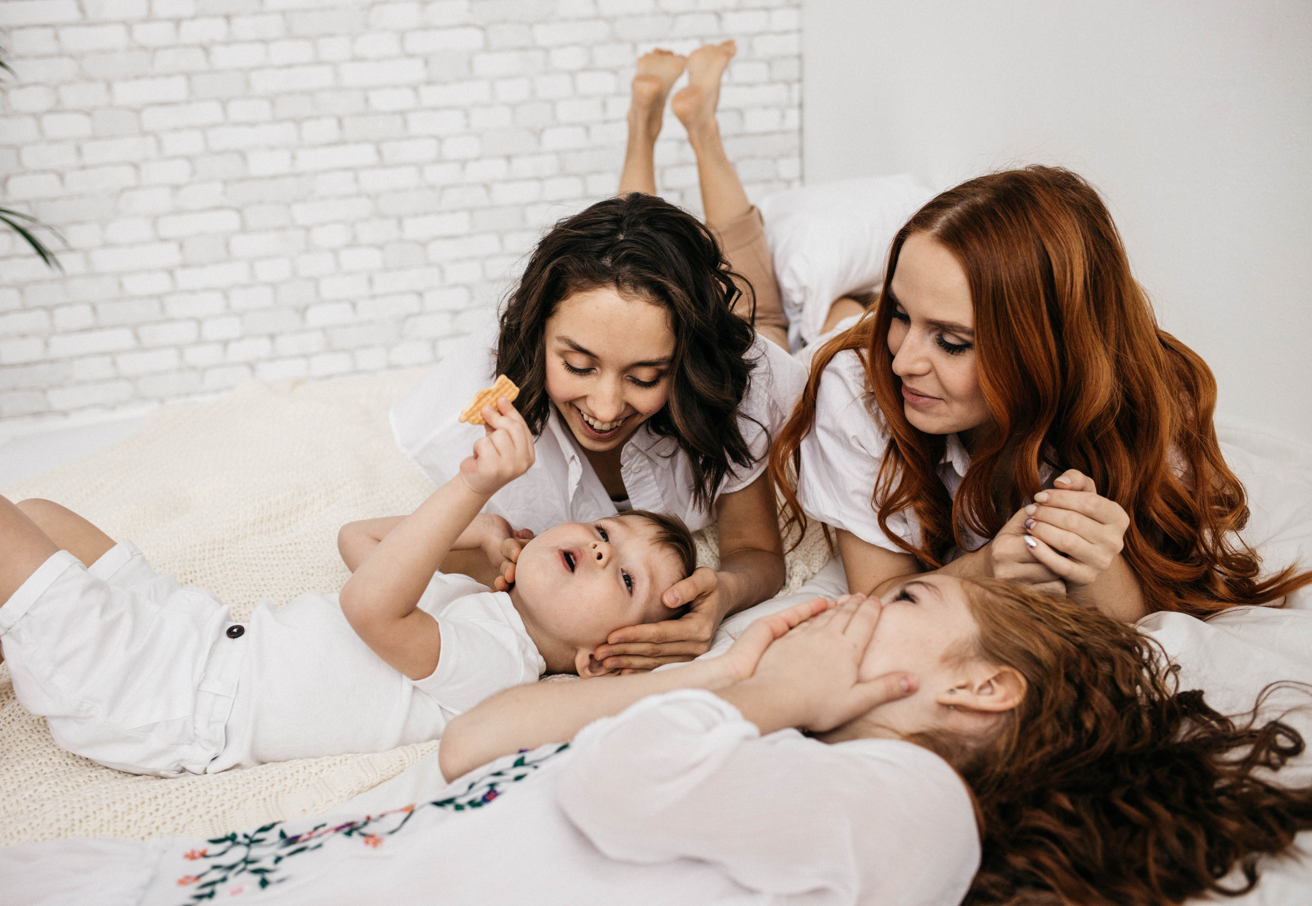 Объятия и улыбки крёстных. Фотограф Регина Даниловна Усть — Катав