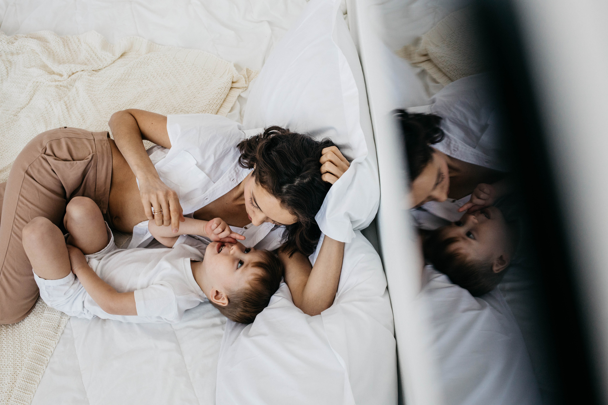 Объятия и улыбки крёстных. Фотограф Регина Даниловна Усть — Катав