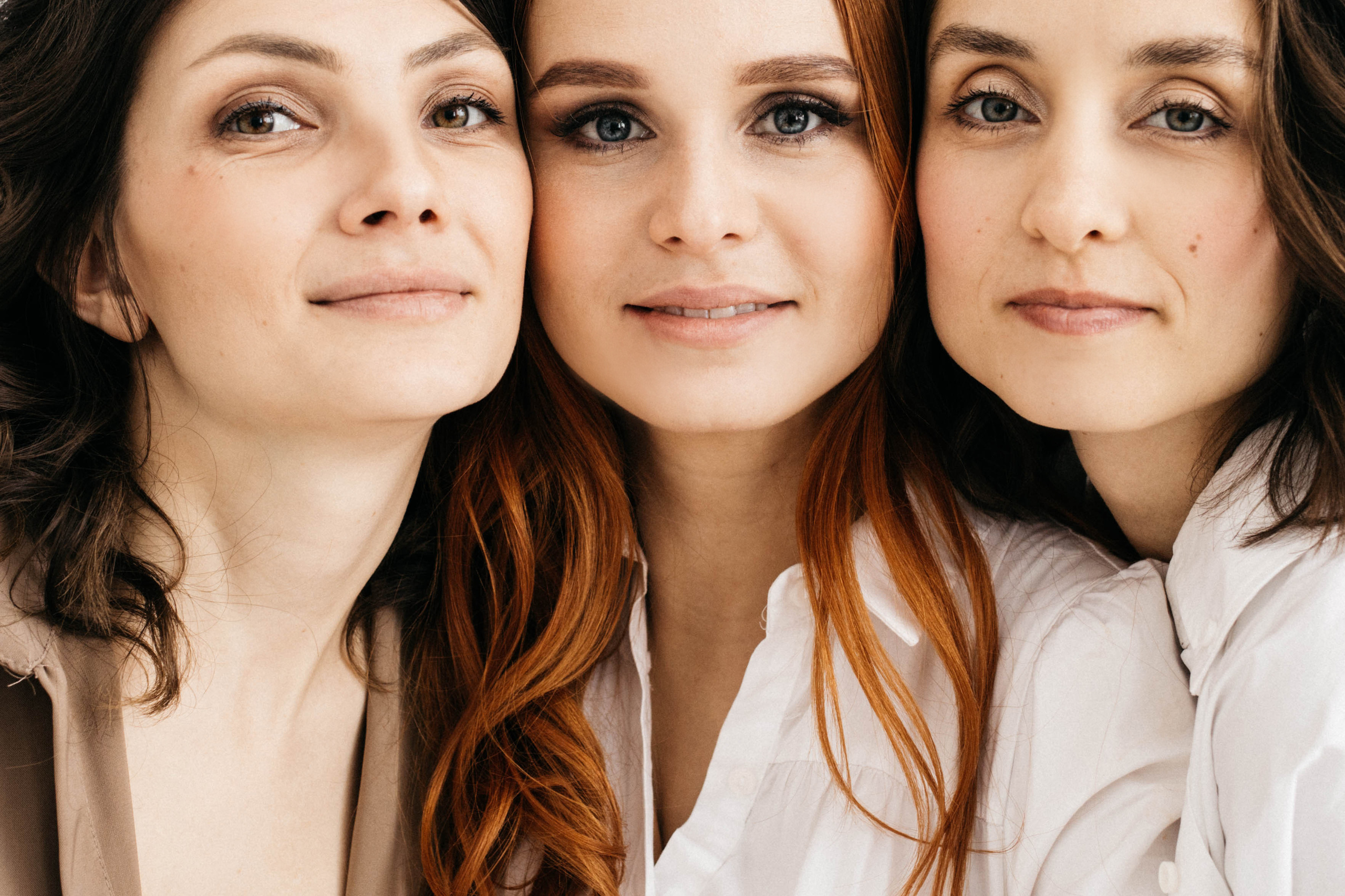 Объятия и улыбки крёстных. Фотограф Регина Даниловна Усть — Катав