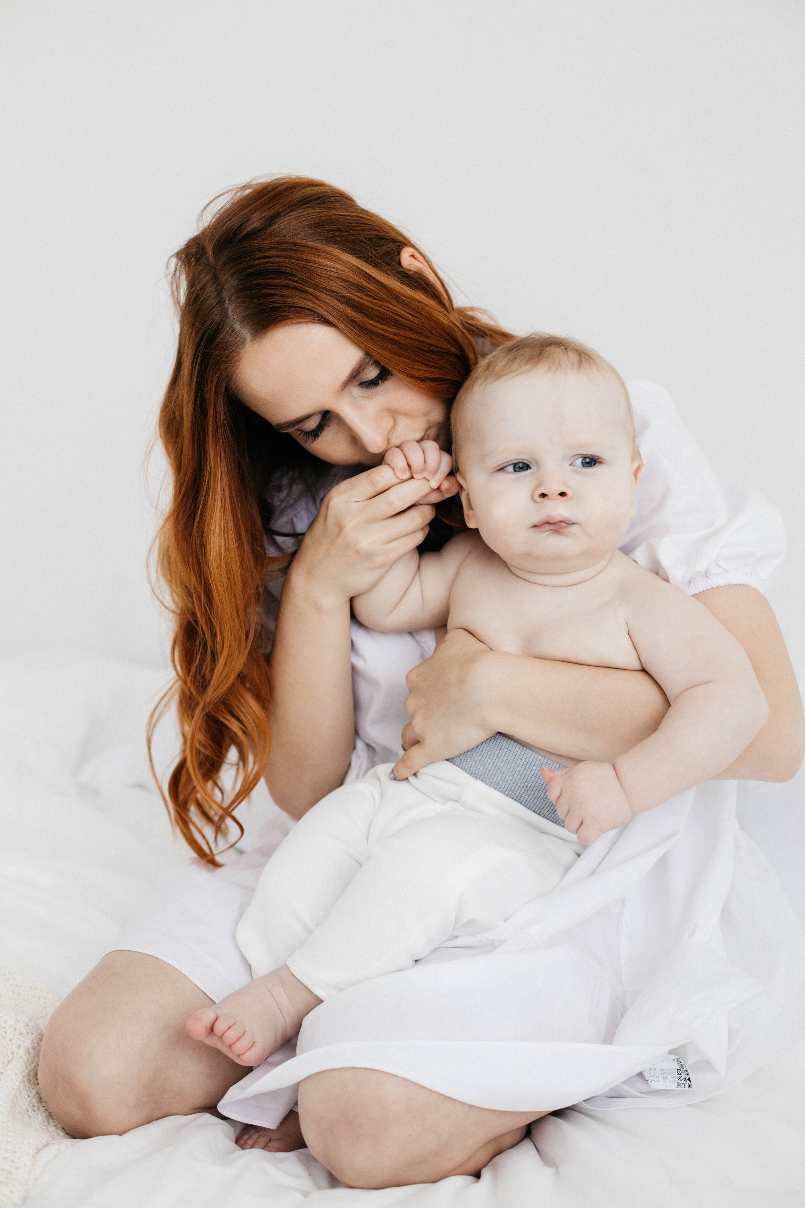 Объятия и улыбки крёстных. Фотограф Регина Даниловна Усть — Катав