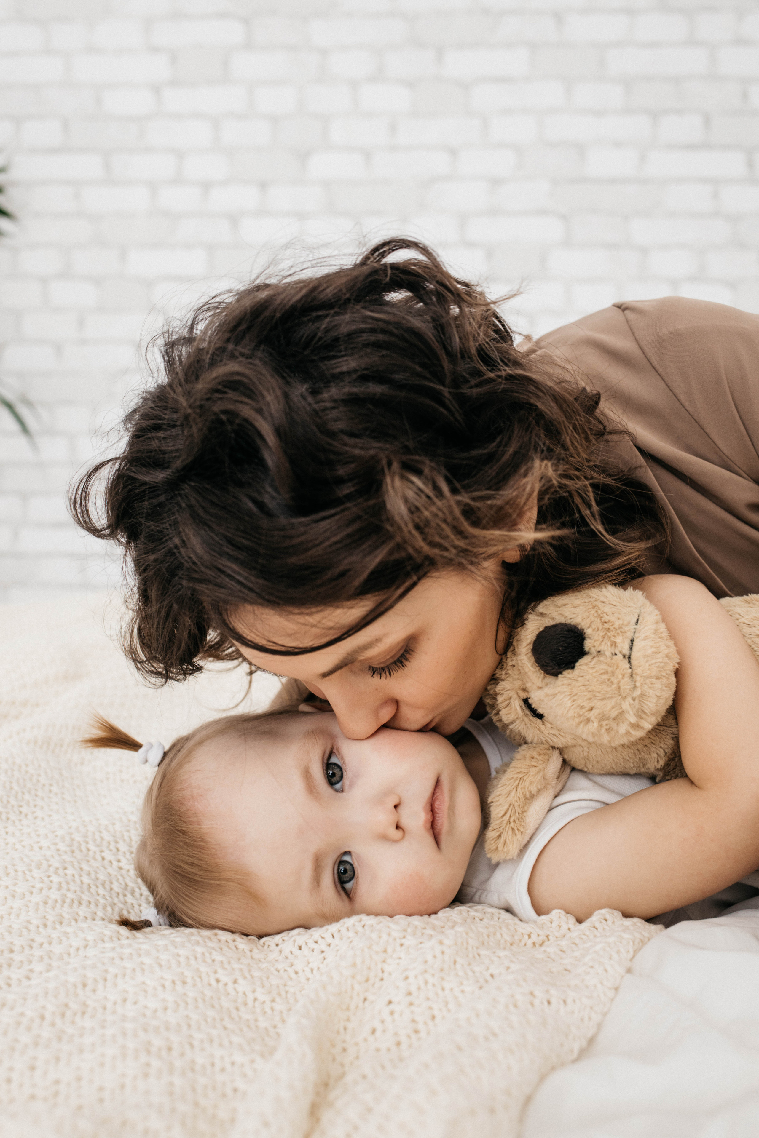 Объятия и улыбки крёстных. Фотограф Регина Даниловна Усть — Катав