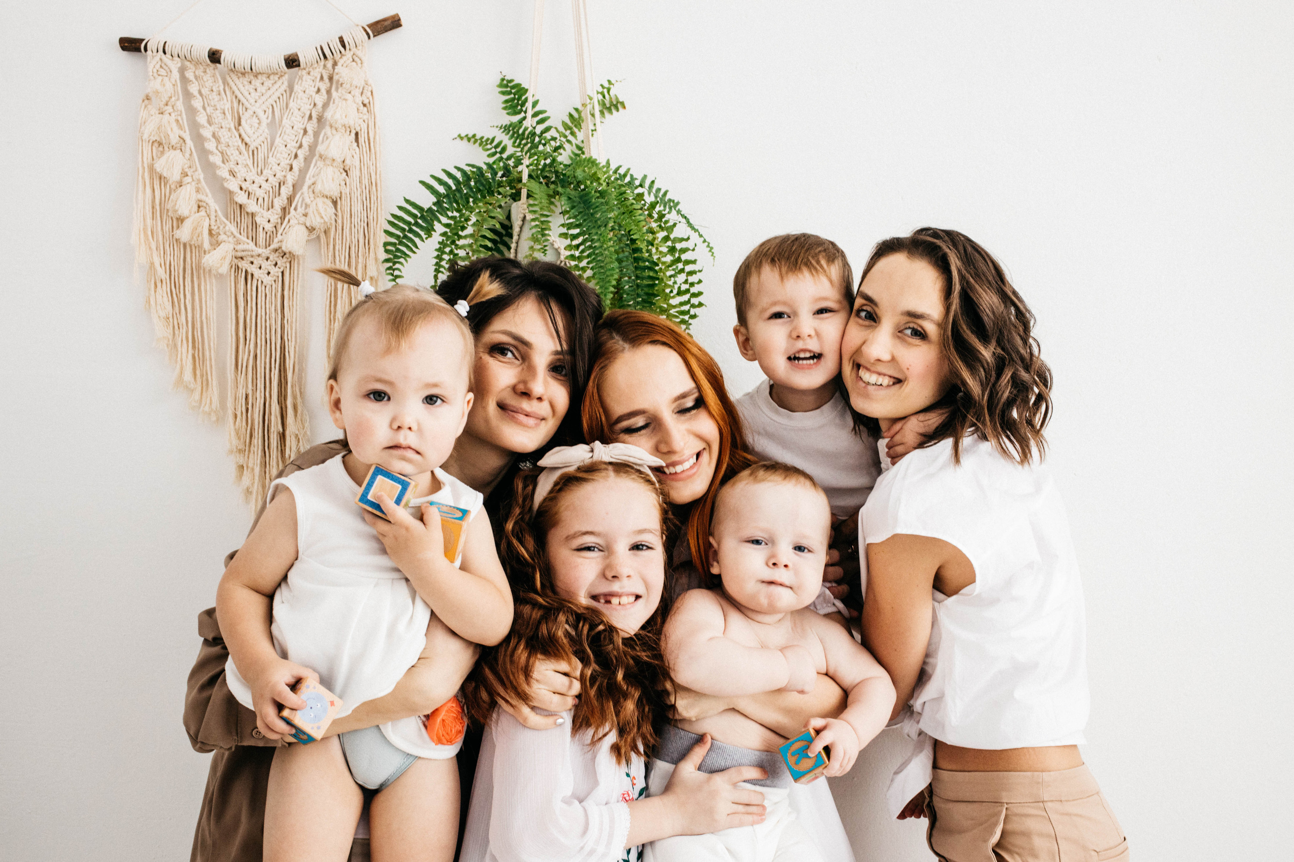 Объятия и улыбки крёстных. Фотограф Регина Даниловна Усть — Катав