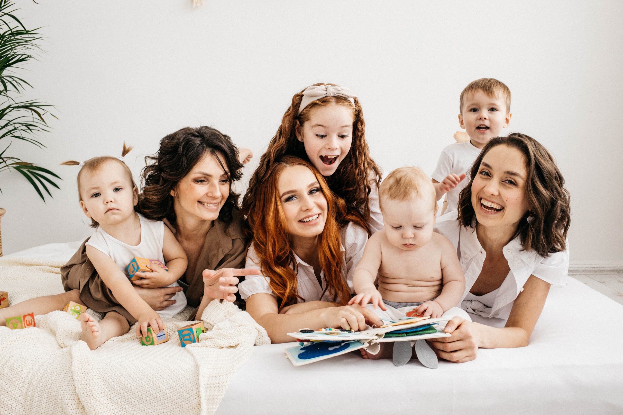 Объятия и улыбки крёстных. Фотограф Регина Даниловна Усть — Катав