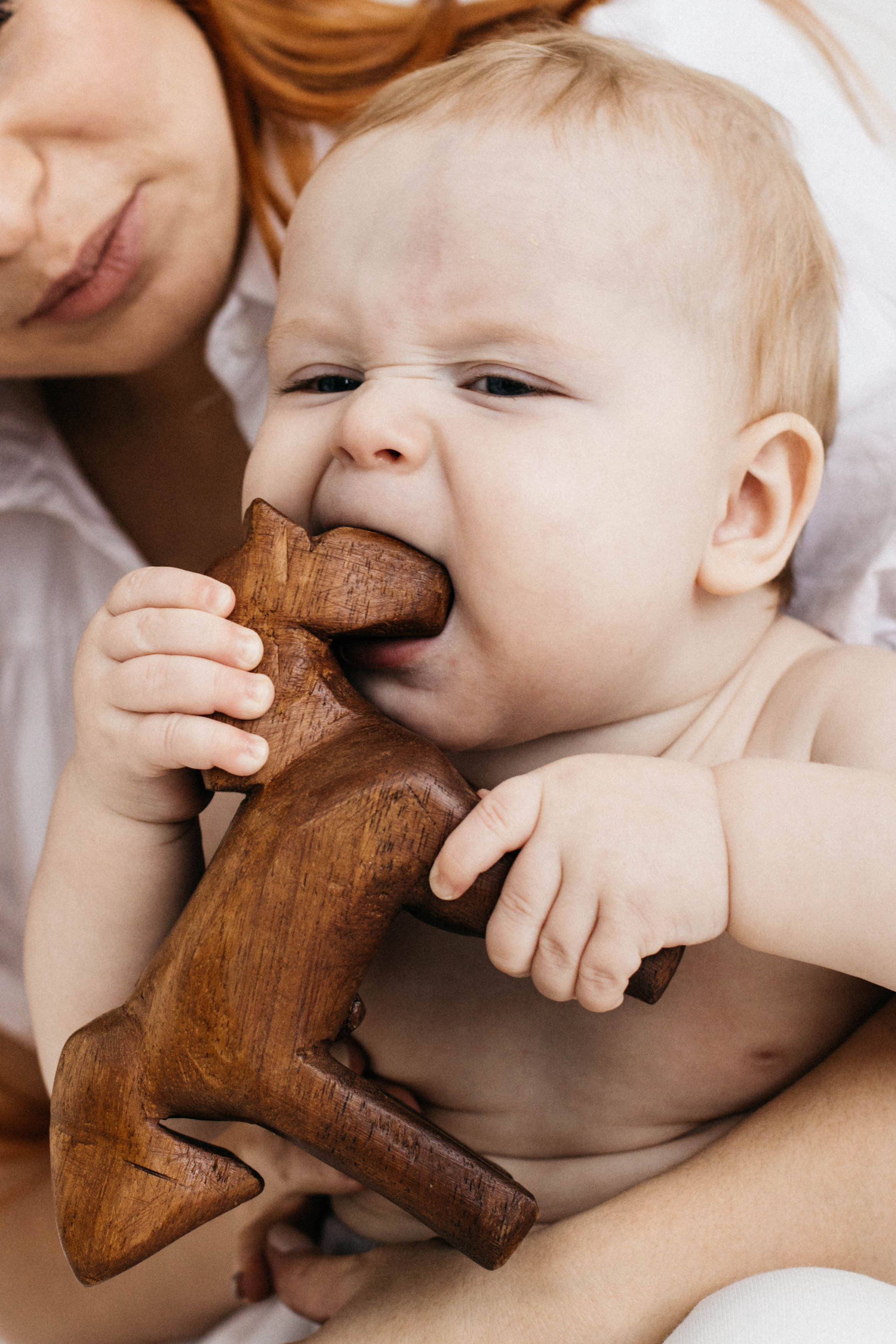 Объятия и улыбки крёстных. Фотограф Регина Даниловна Усть — Катав