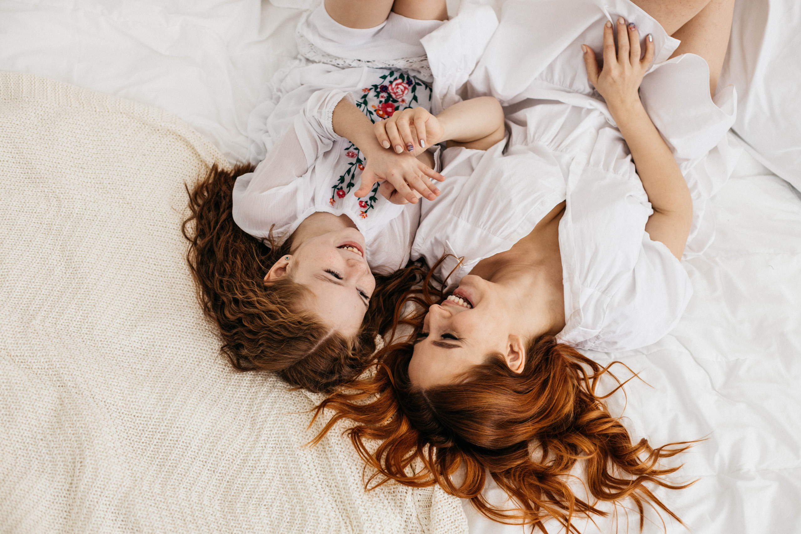 Объятия и улыбки крёстных. Фотограф Регина Даниловна Усть — Катав