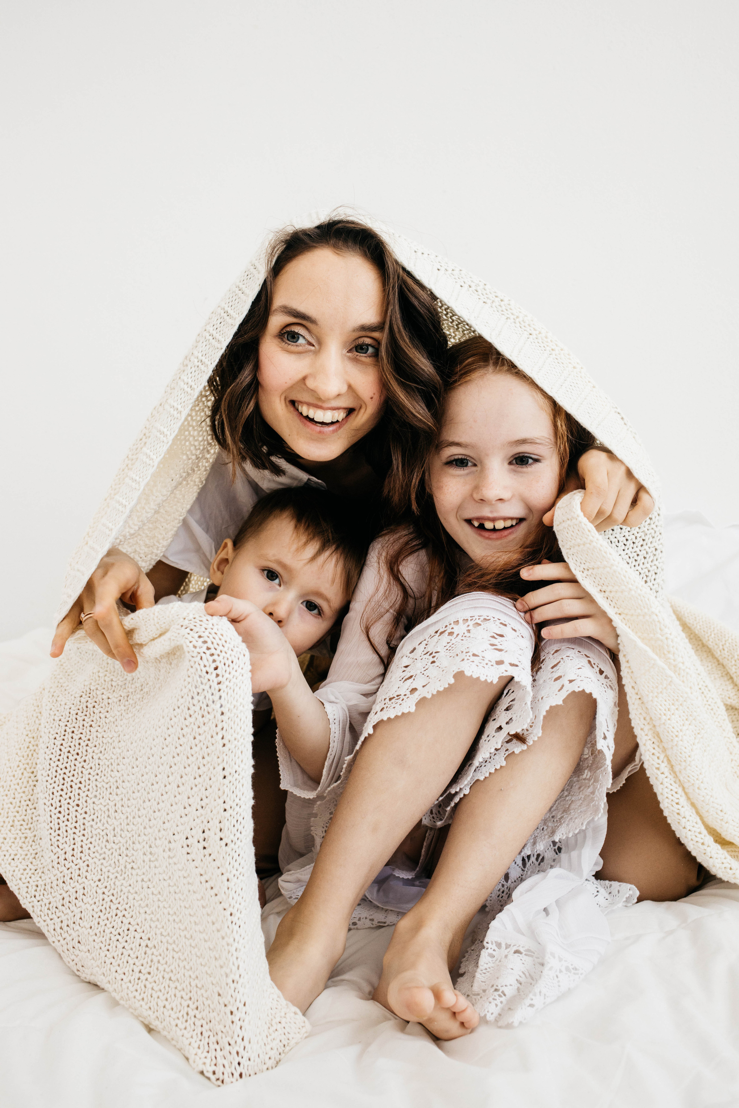 Объятия и улыбки крёстных. Фотограф Регина Даниловна Усть — Катав