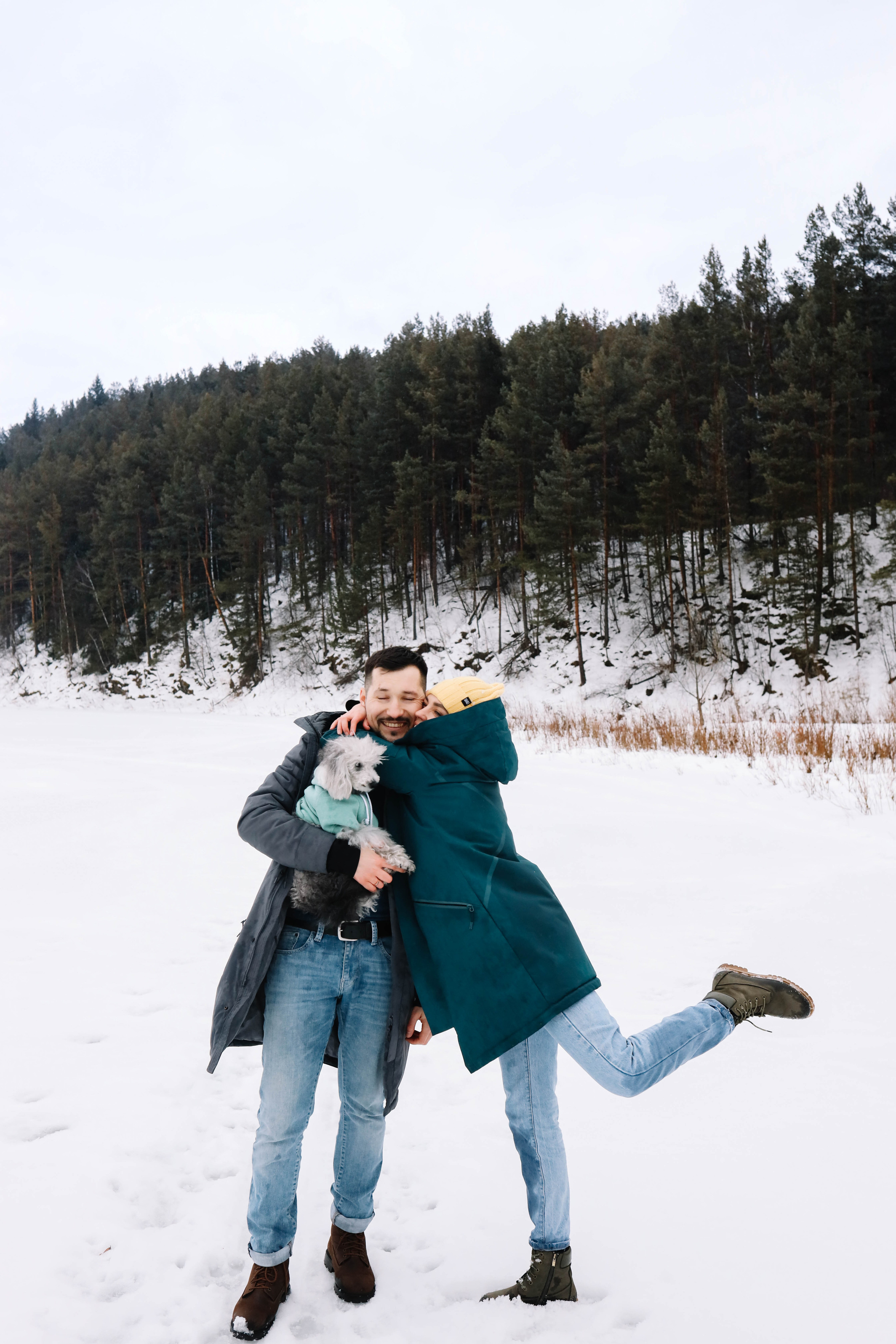 Женя, Антон и дед Маркиз. Фотограф Регина Даниловна Усть — Катав