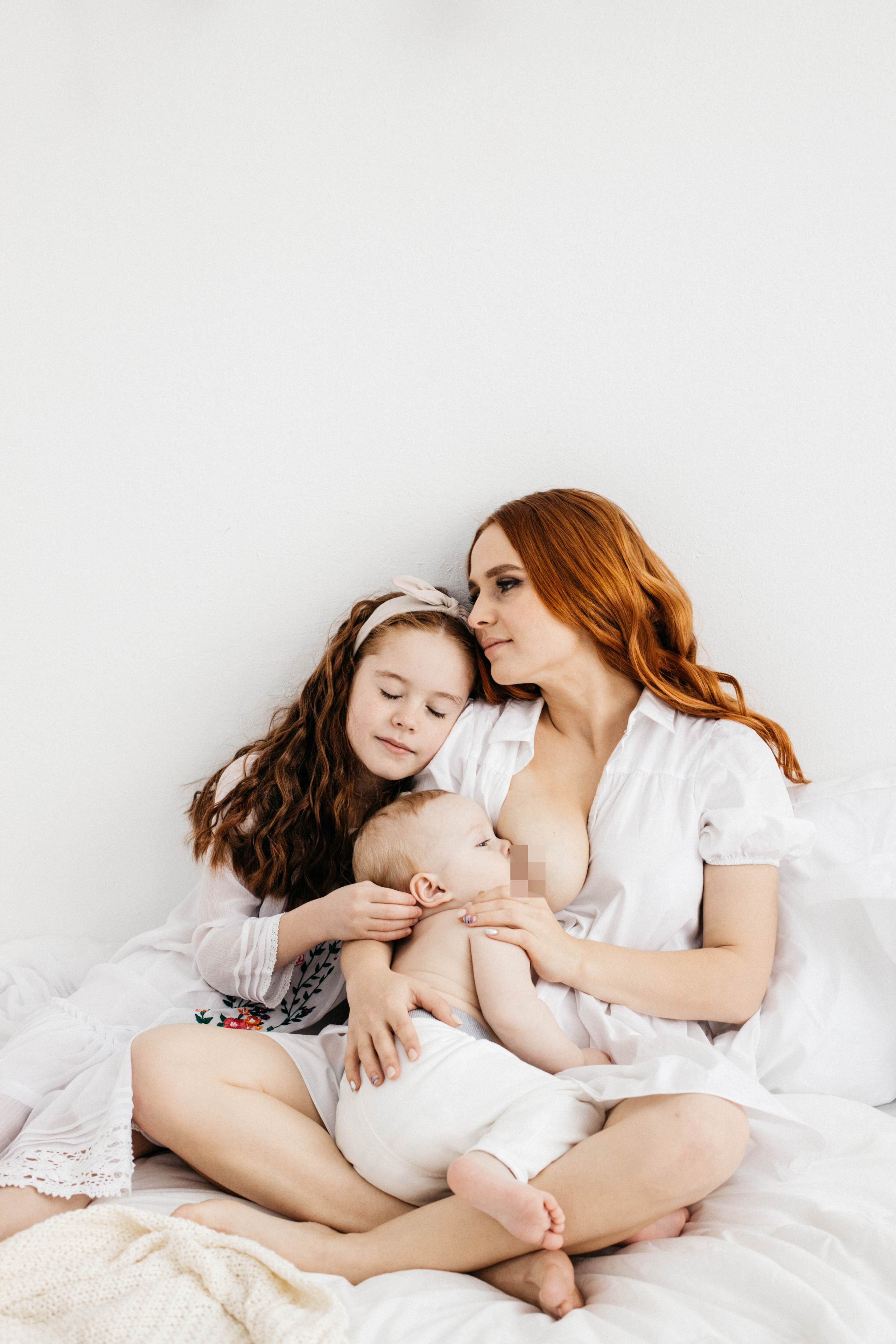 Объятия и улыбки крёстных. Фотограф Регина Даниловна Усть — Катав