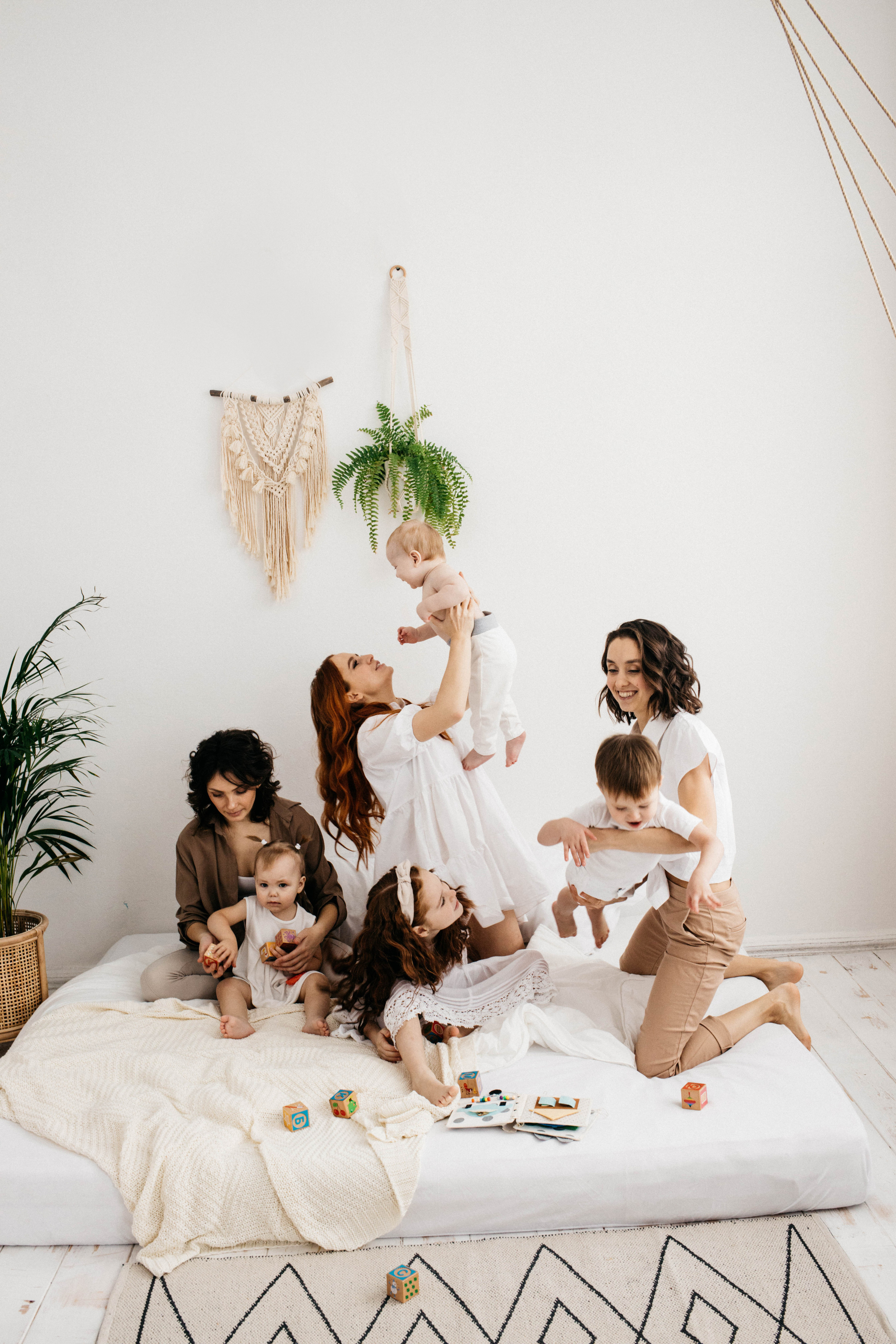 Объятия и улыбки крёстных. Фотограф Регина Даниловна Усть — Катав