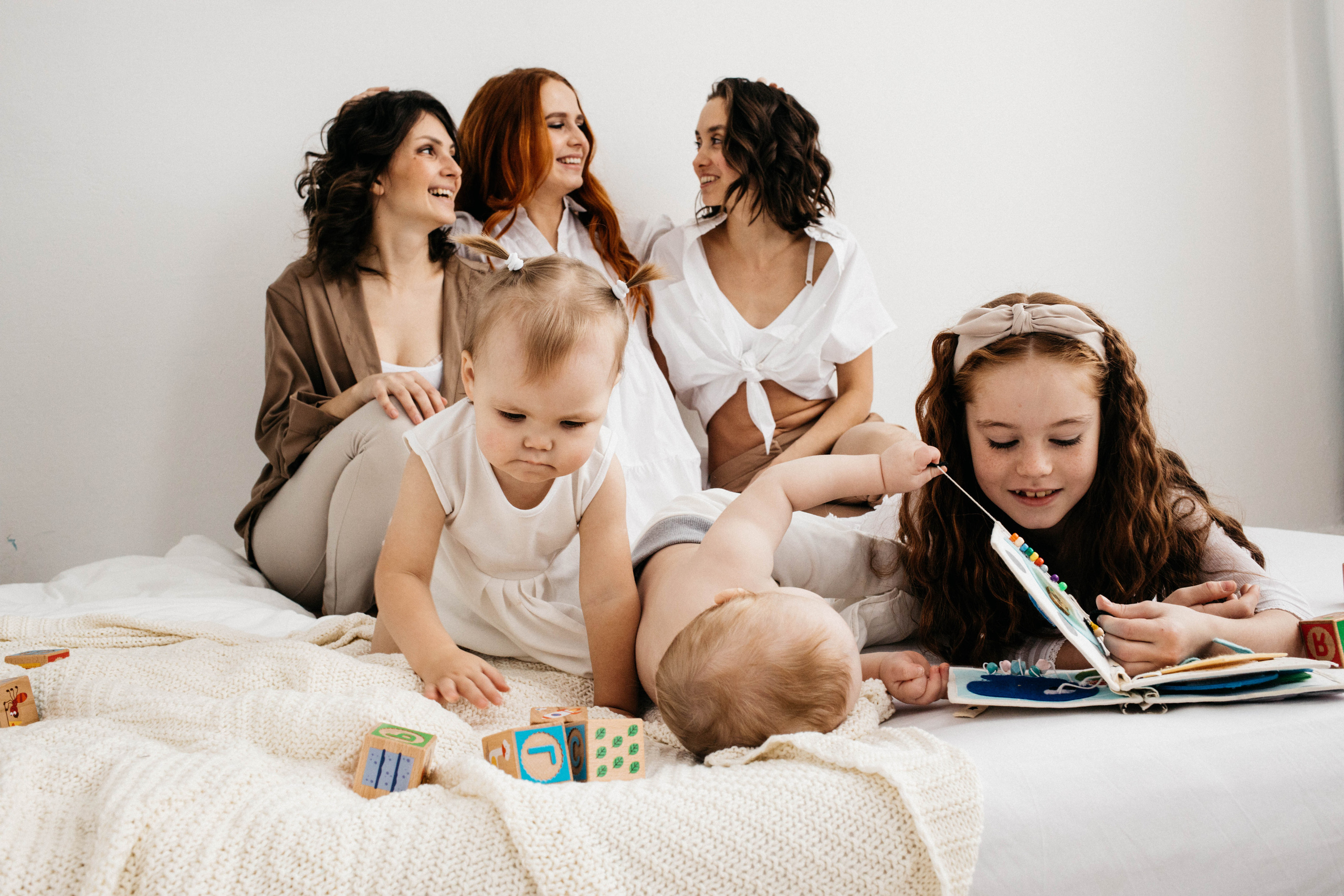 Объятия и улыбки крёстных. Фотограф Регина Даниловна Усть — Катав