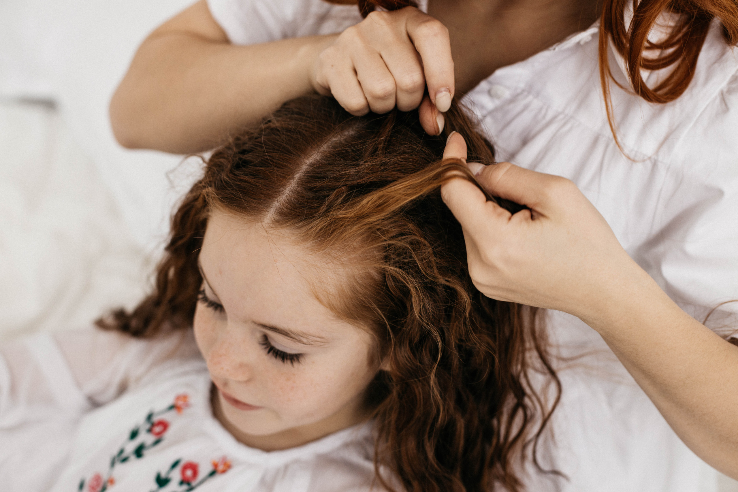 Объятия и улыбки крёстных. Фотограф Регина Даниловна Усть — Катав