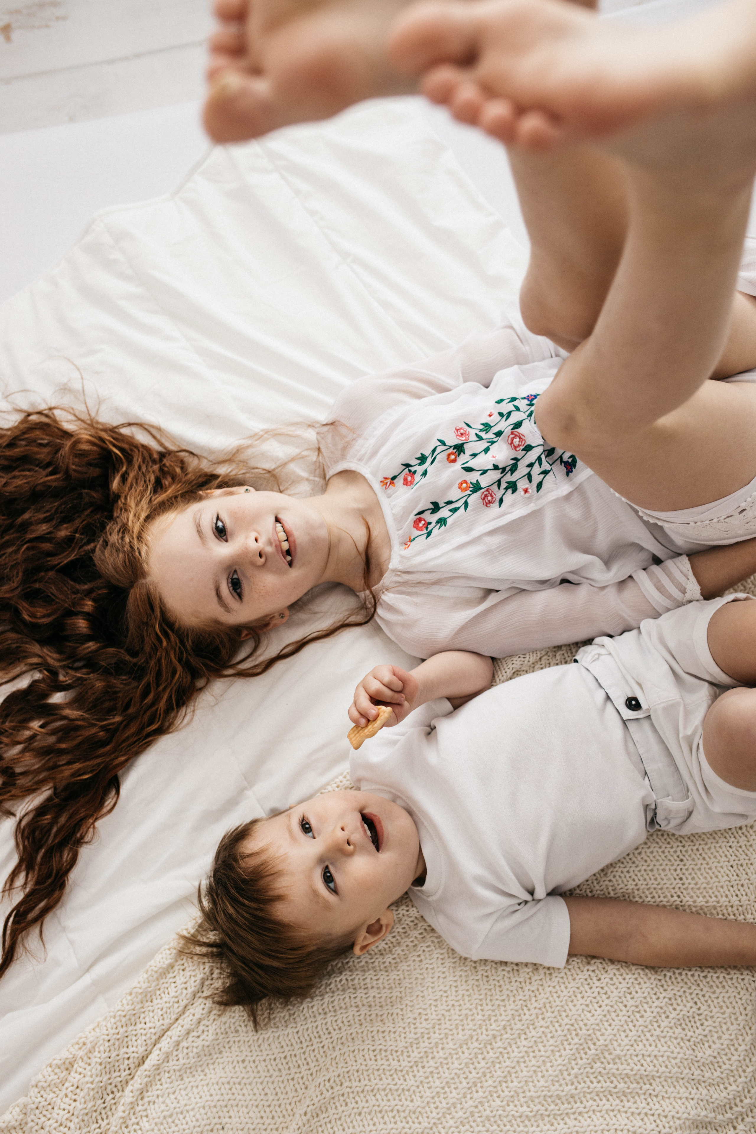 Объятия и улыбки крёстных. Фотограф Регина Даниловна Усть — Катав