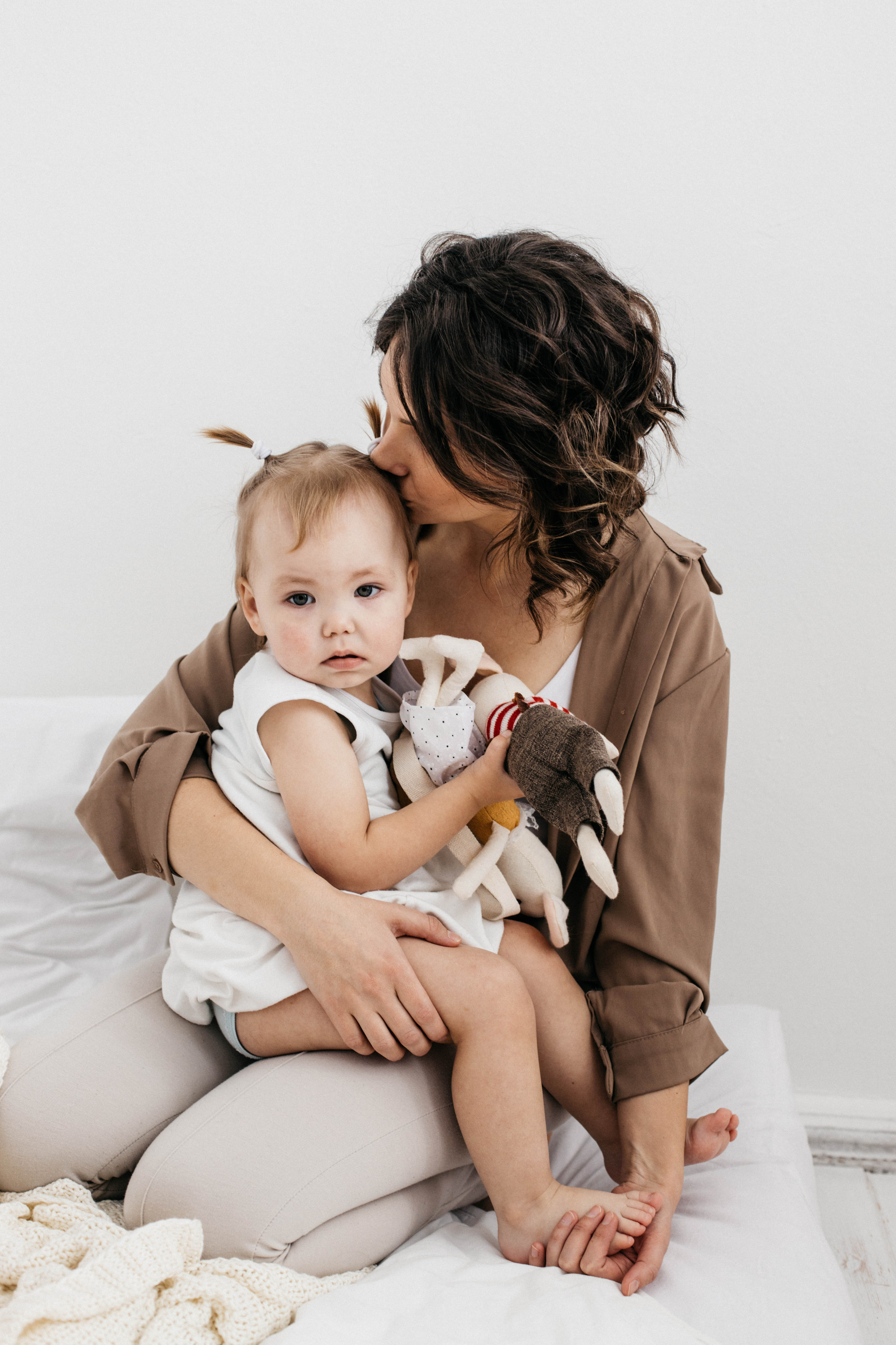 Объятия и улыбки крёстных. Фотограф Регина Даниловна Усть — Катав