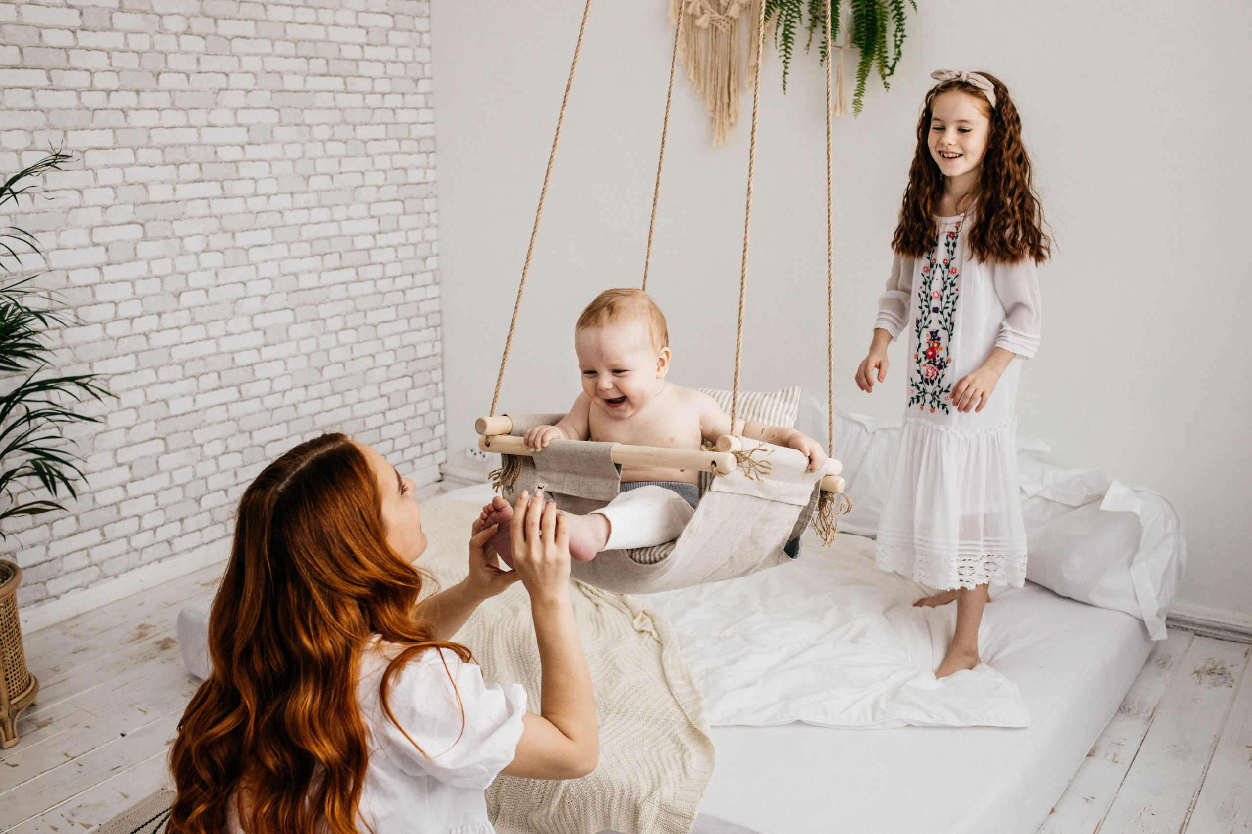 Объятия и улыбки крёстных. Фотограф Регина Даниловна Усть — Катав