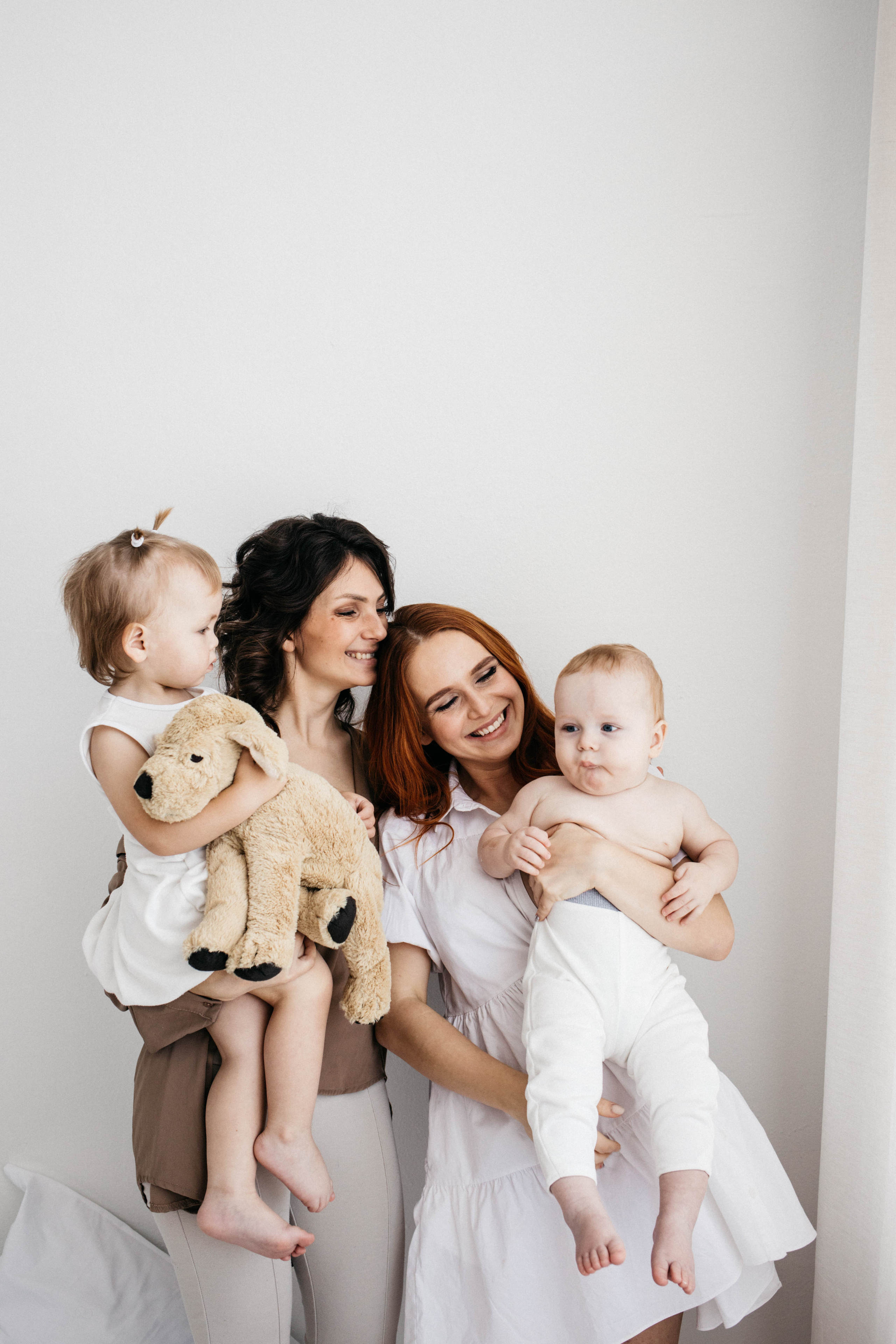 Объятия и улыбки крёстных. Фотограф Регина Даниловна Усть — Катав