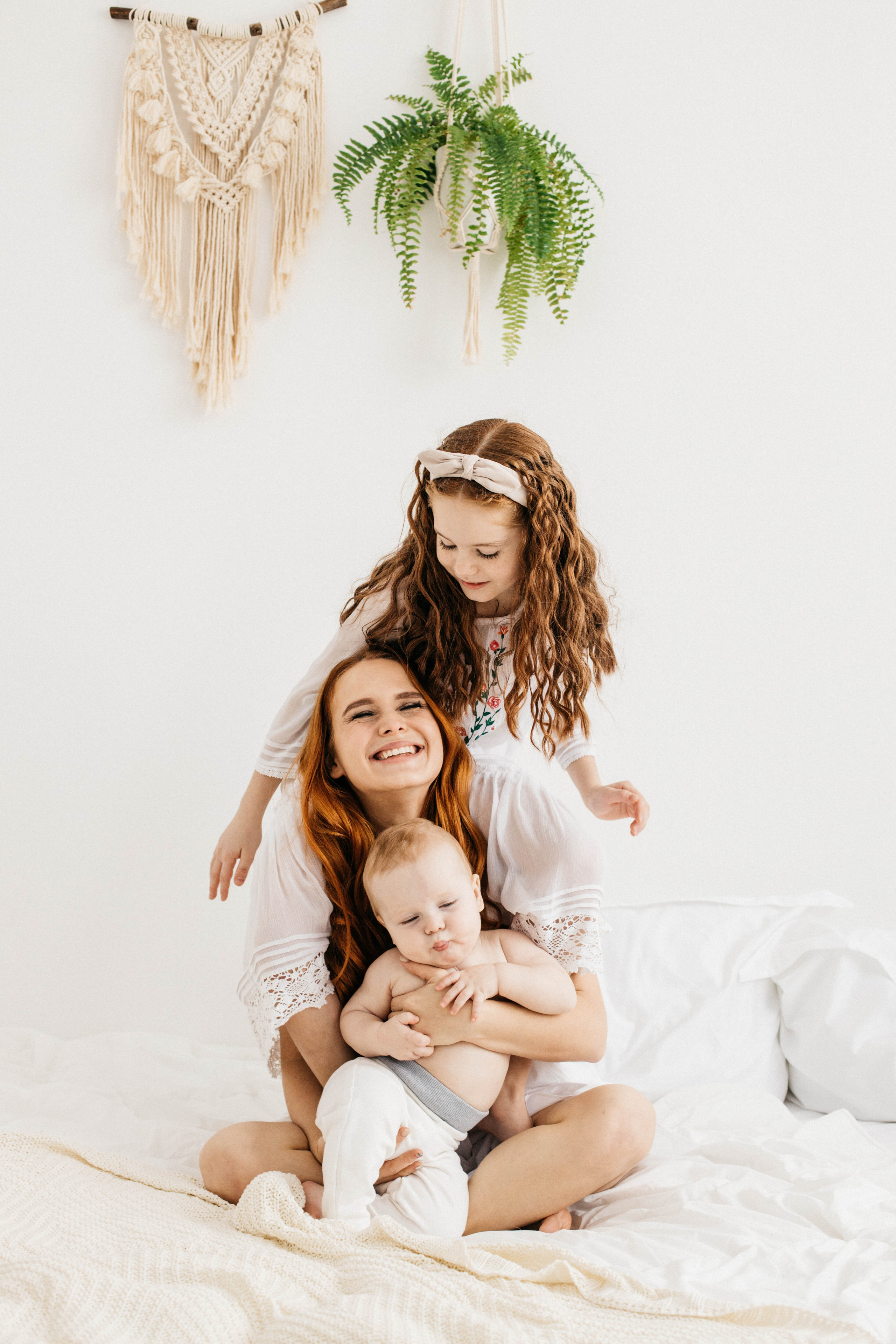 Объятия и улыбки крёстных. Фотограф Регина Даниловна Усть — Катав