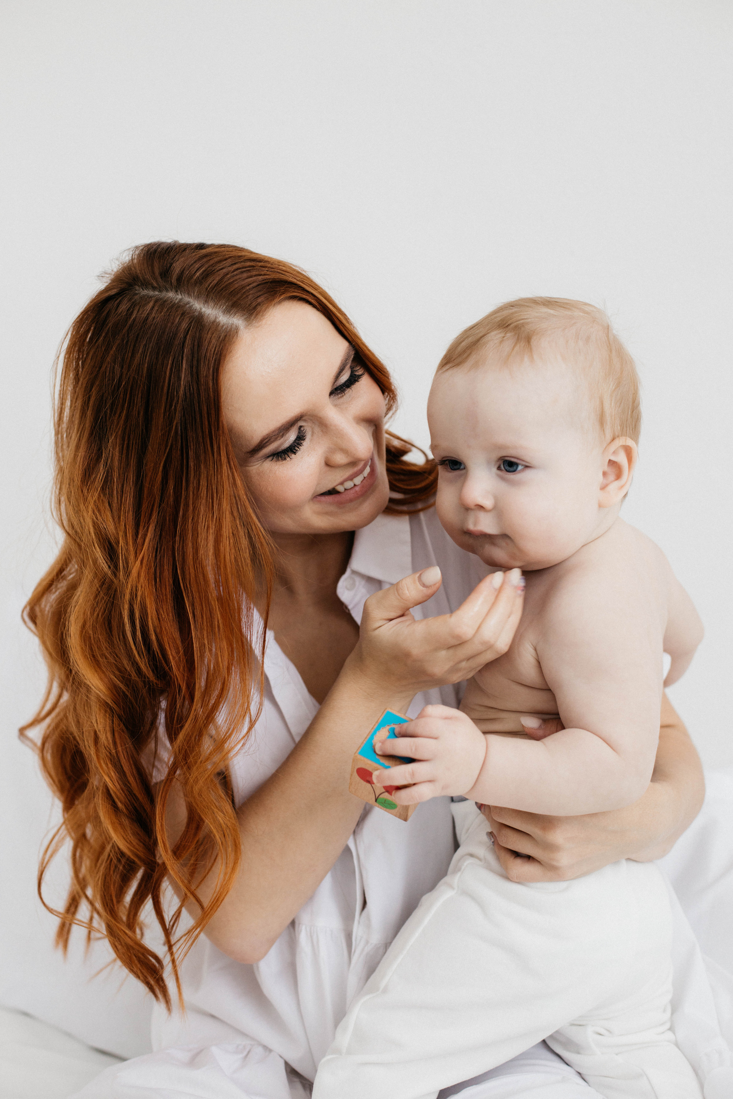 Объятия и улыбки крёстных. Фотограф Регина Даниловна Усть — Катав