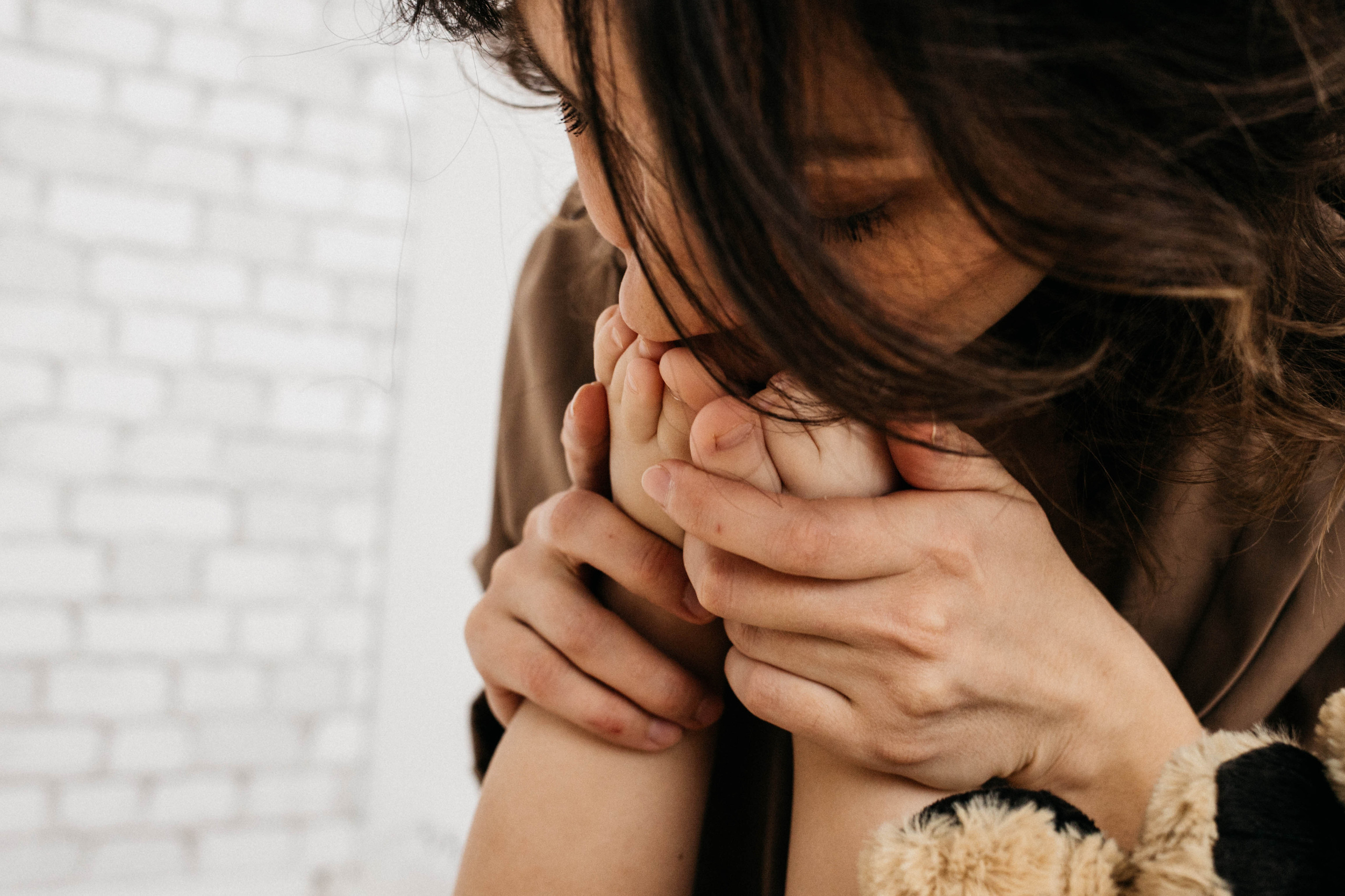 Объятия и улыбки крёстных. Фотограф Регина Даниловна Усть — Катав