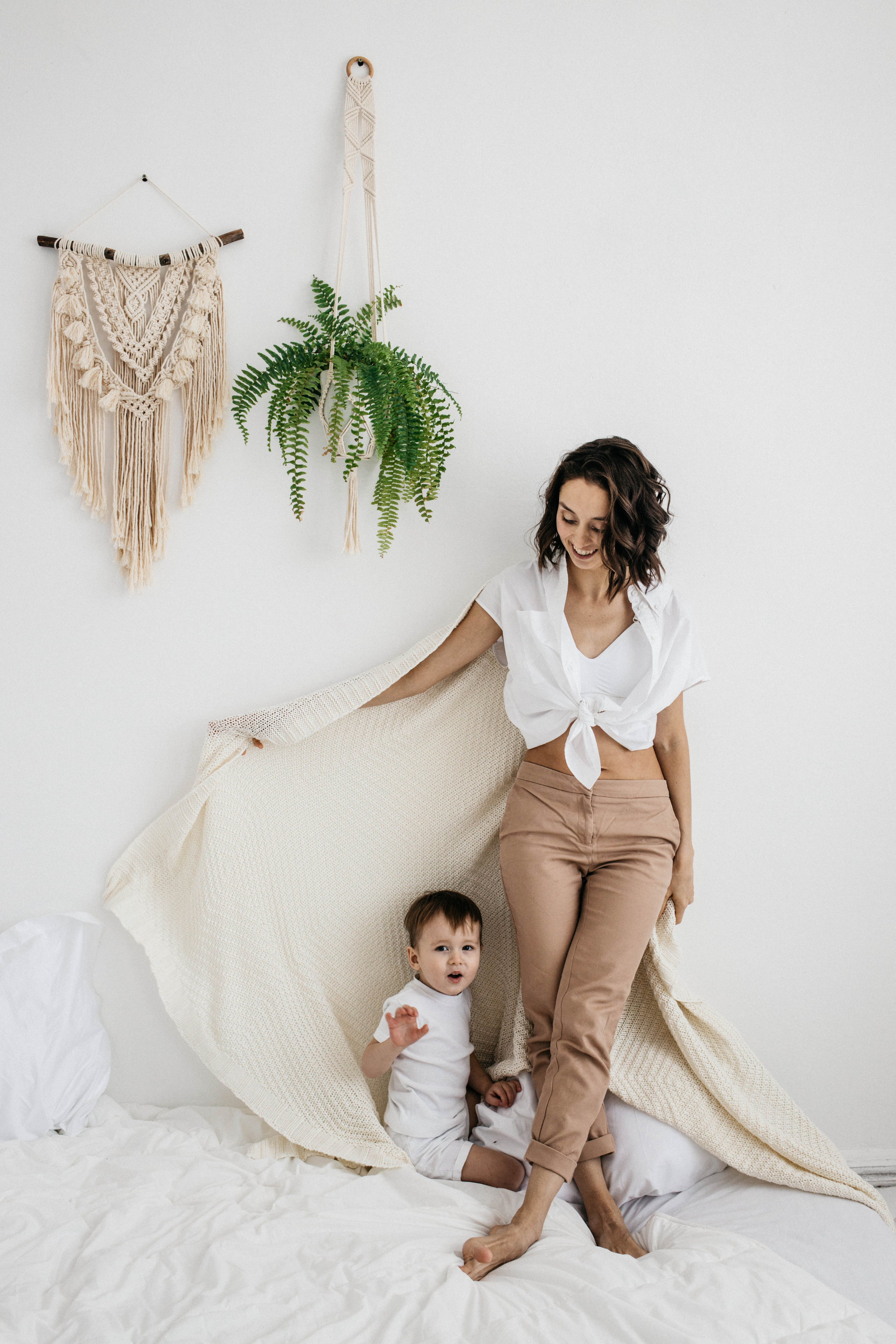 Объятия и улыбки крёстных. Фотограф Регина Даниловна Усть — Катав