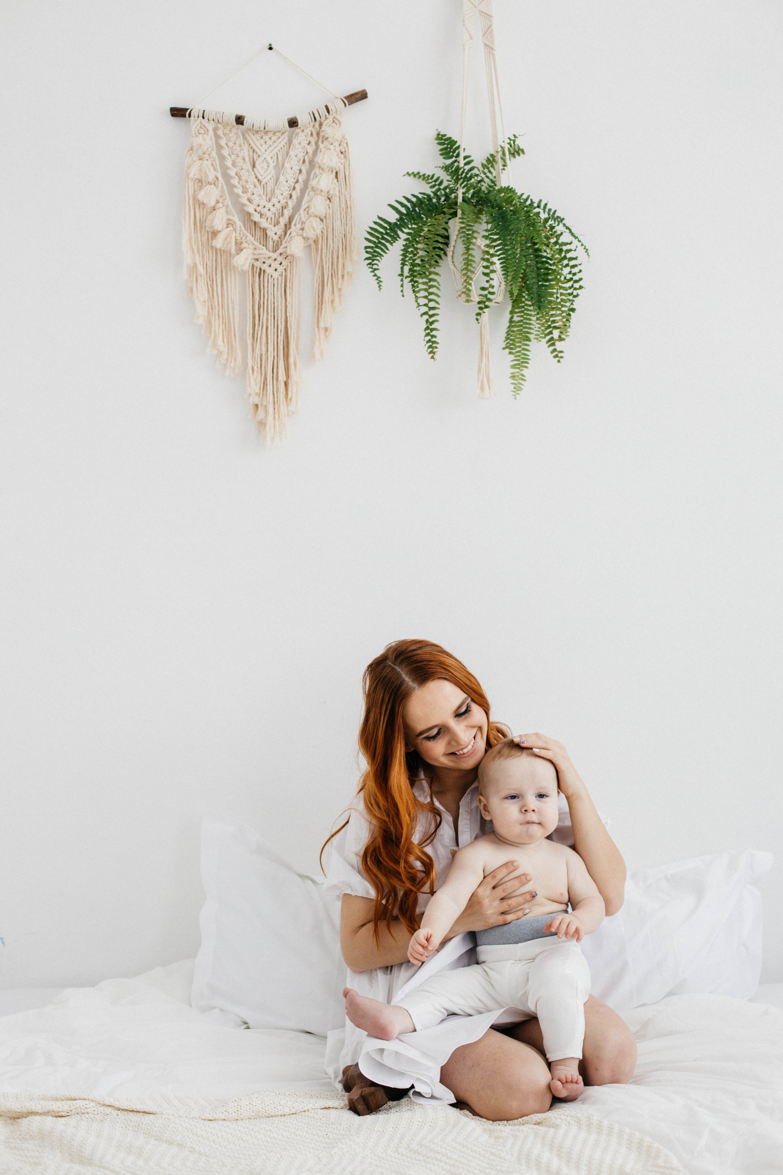 Объятия и улыбки крёстных. Фотограф Регина Даниловна Усть — Катав