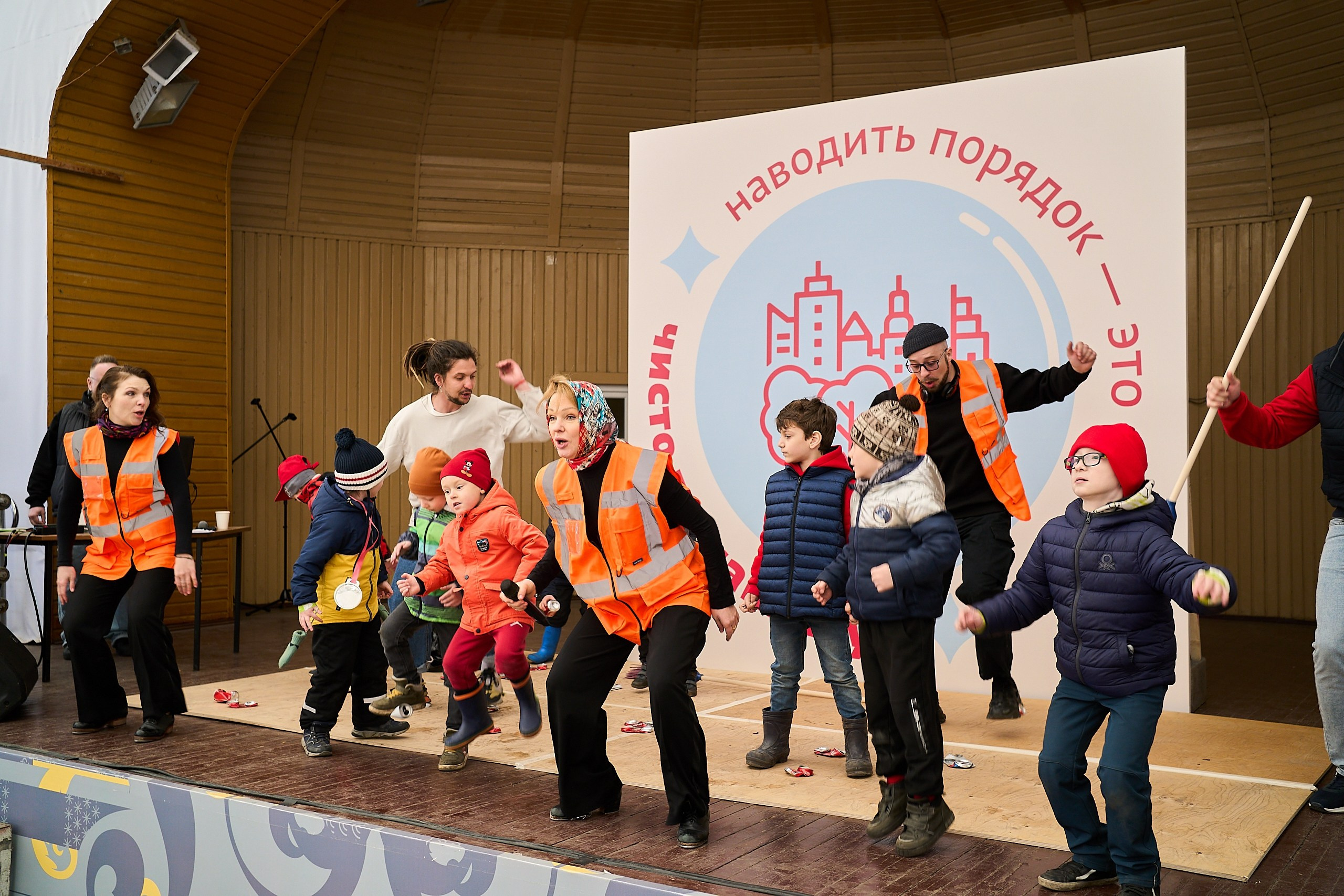 Субботник у Управления делами Мэра и Правительства Москвы. Фотограф и Видеограф в Москве. Олег Корушев