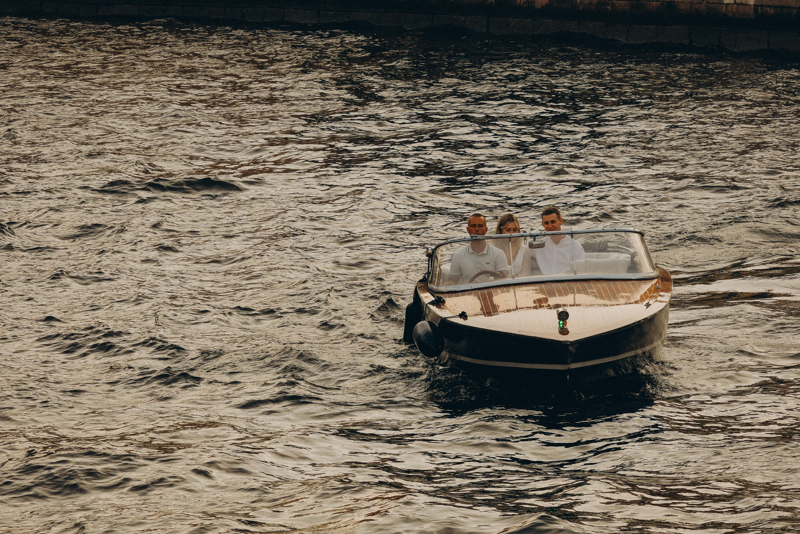 СВАДЕНБНАЯ СЬЕМКА НА КАТЕРЕ ПО КАНАЛАМ САНКТ-ПЕТЕРБУРГА И В АКВАТОРИИ НЕВЫ. Профессиональный фотограф, Санкт-Петербург — Виктория Богомолова