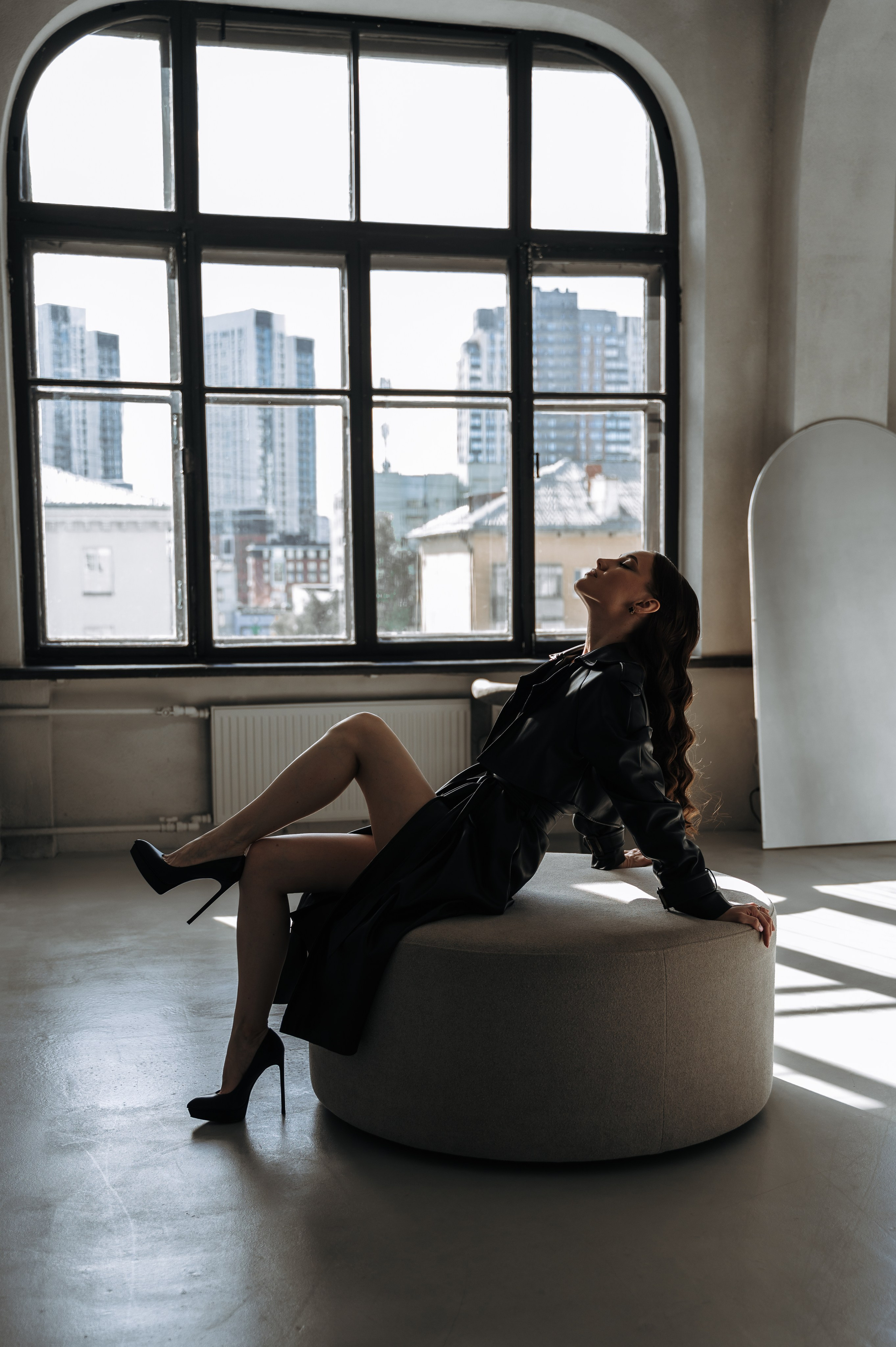 Настя — фотосессия в темной студии с хрустальной люстрой. Портретный и семейный фотограф в Екатеринбурге Мария Чахеева