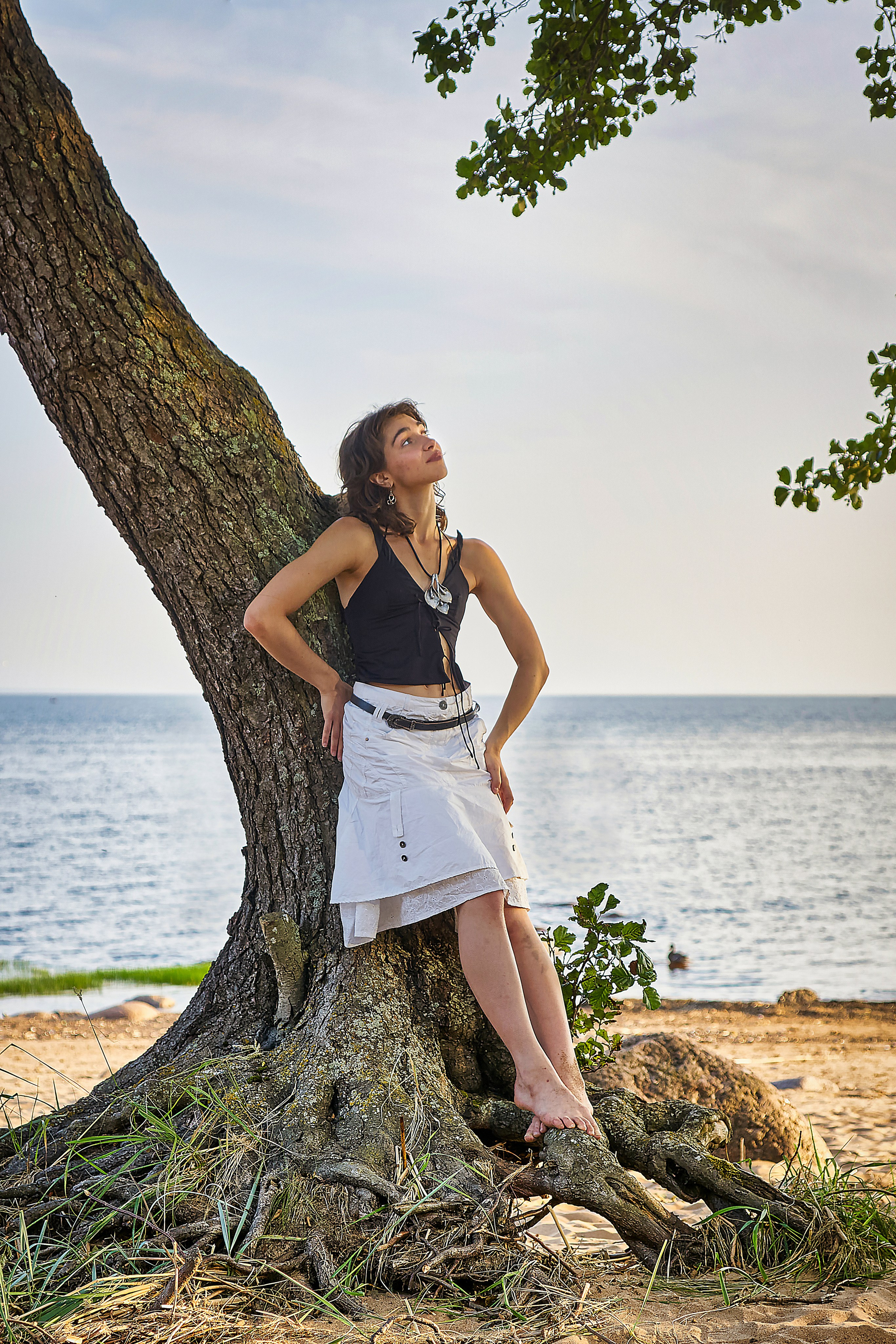 девушка и море у дерева