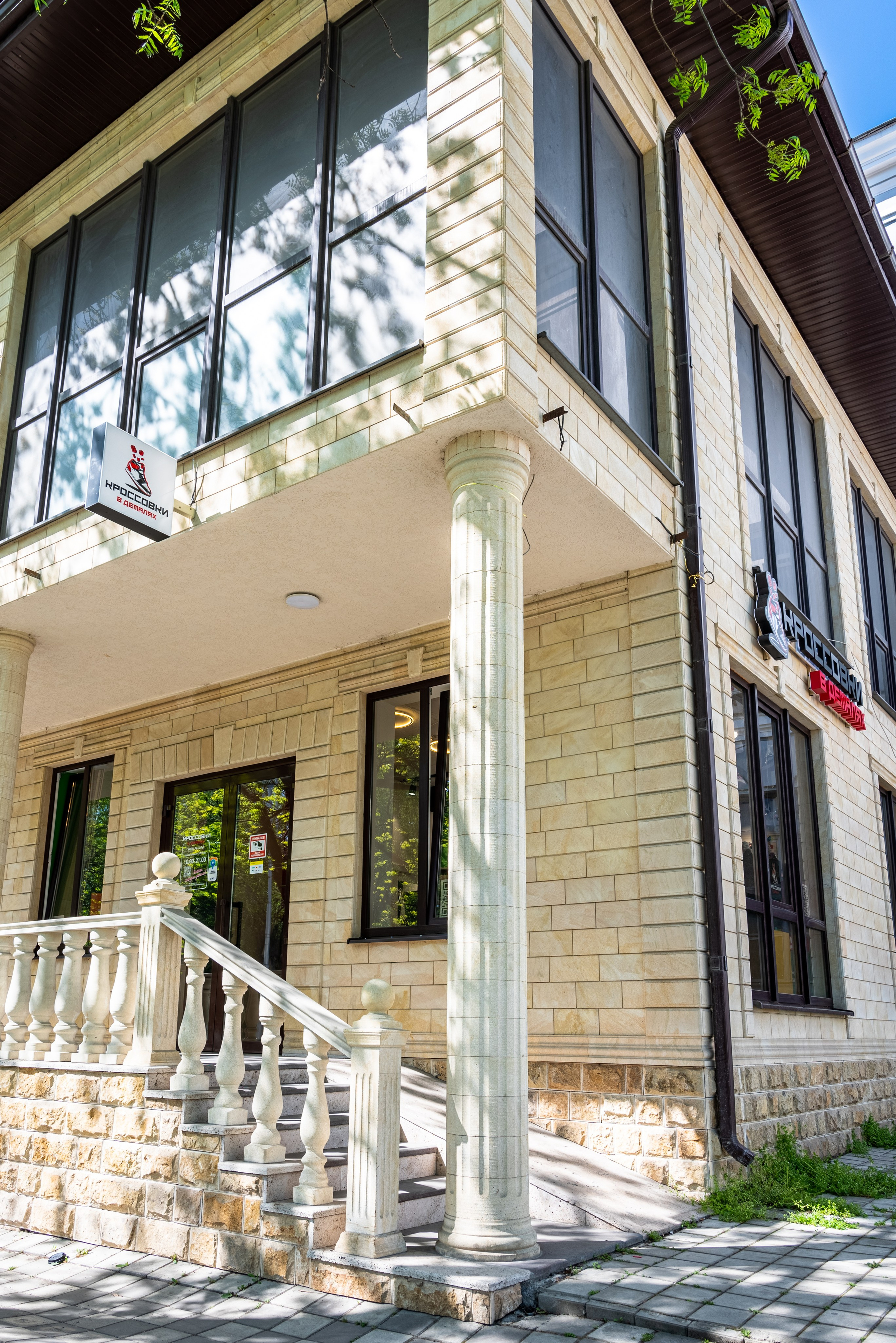 Интерьер. Магазин кроссовок. Предметный фотограф, фото для маркетплейсов Пятигорск, КМВ