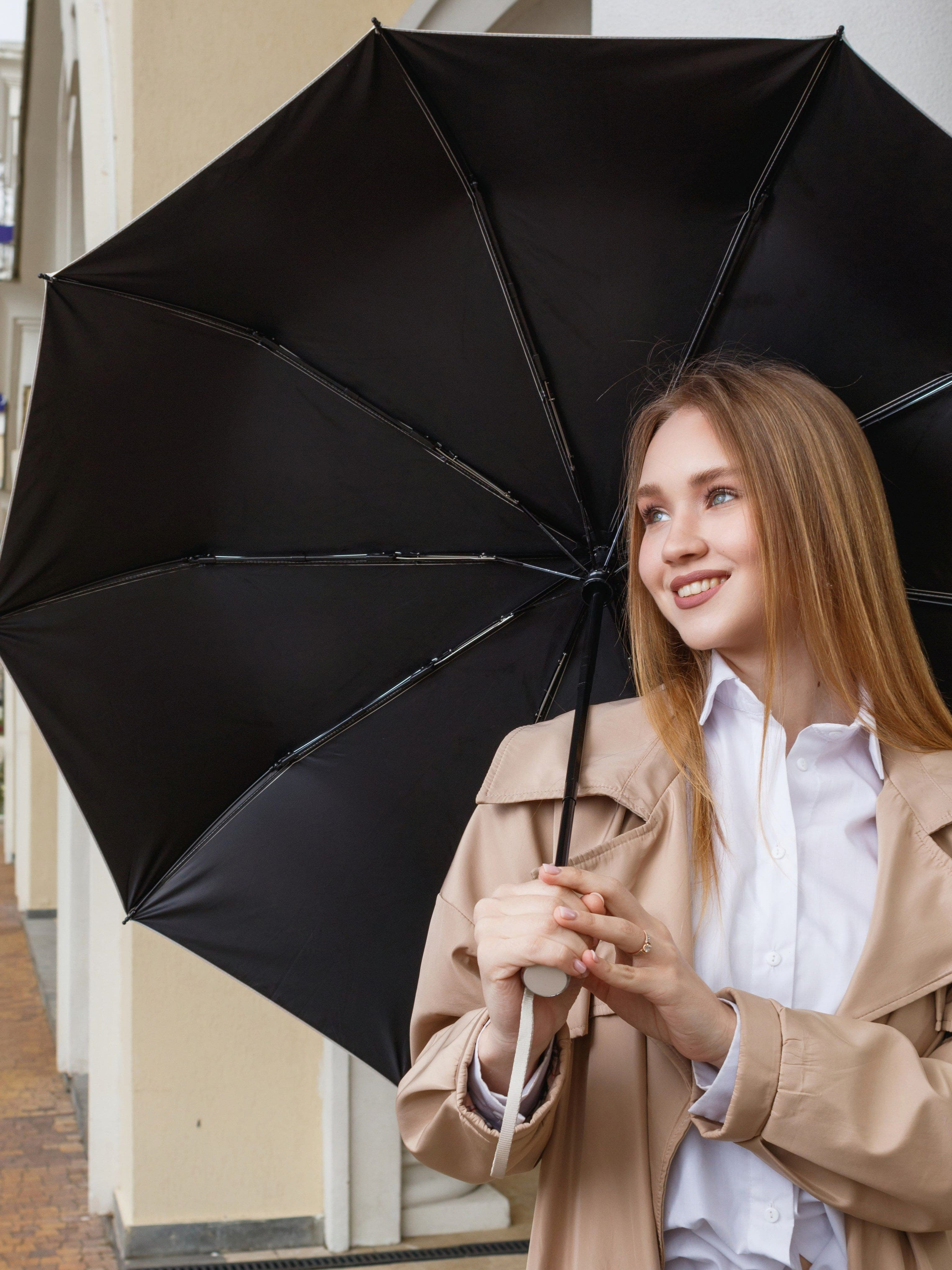 Предметная съемка аксессуара в уютной обстановке.