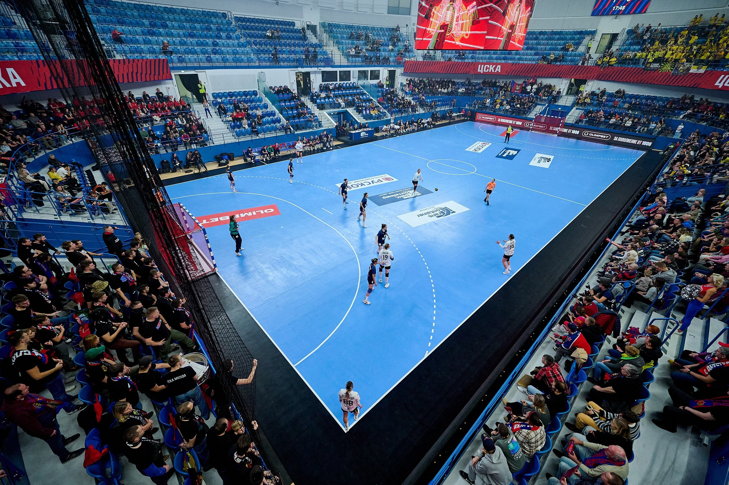 Съемка общего вида площадки для соревнований во время гандбольного матча в Москве