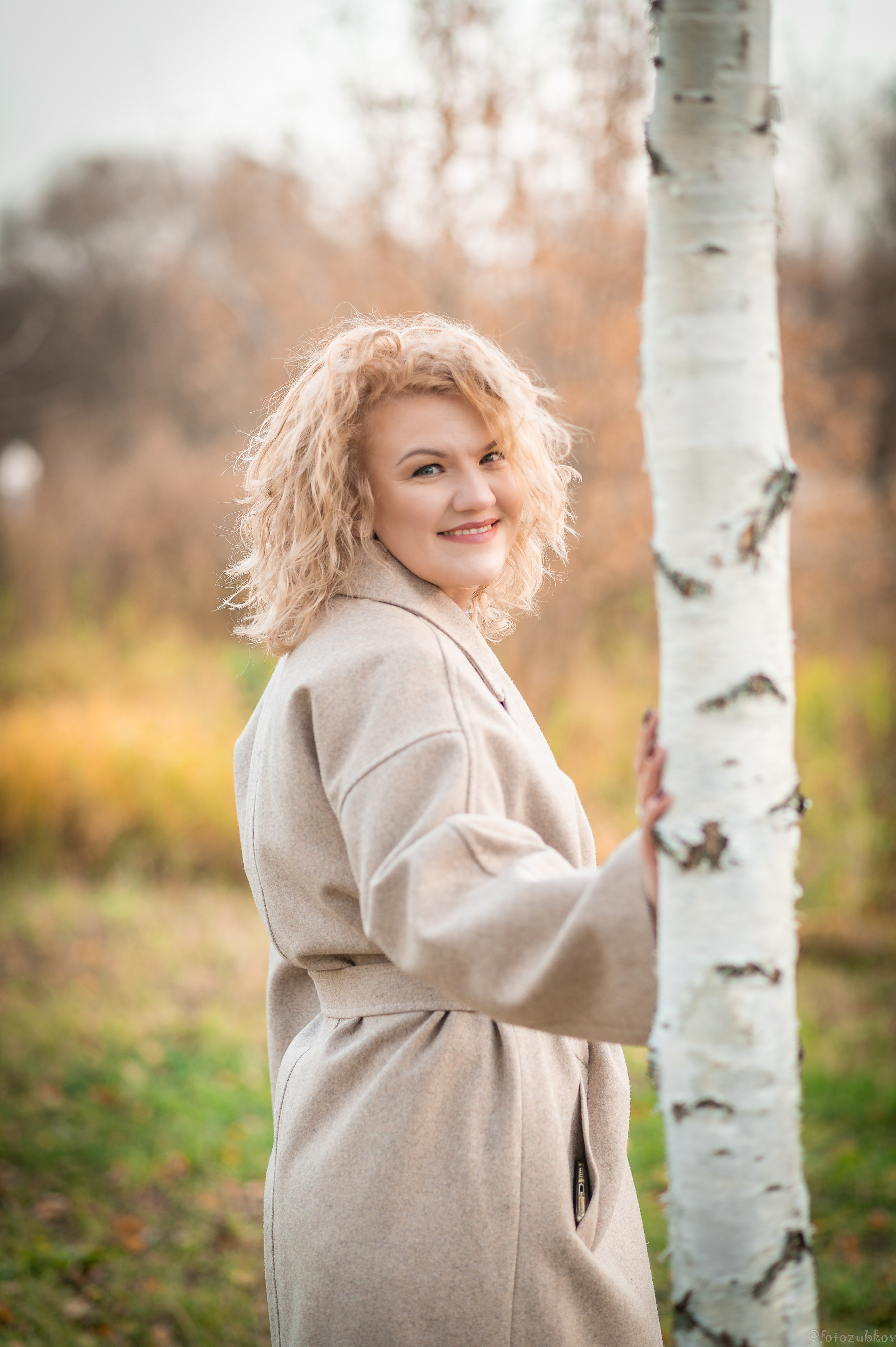 Лучезарная девушка в березках